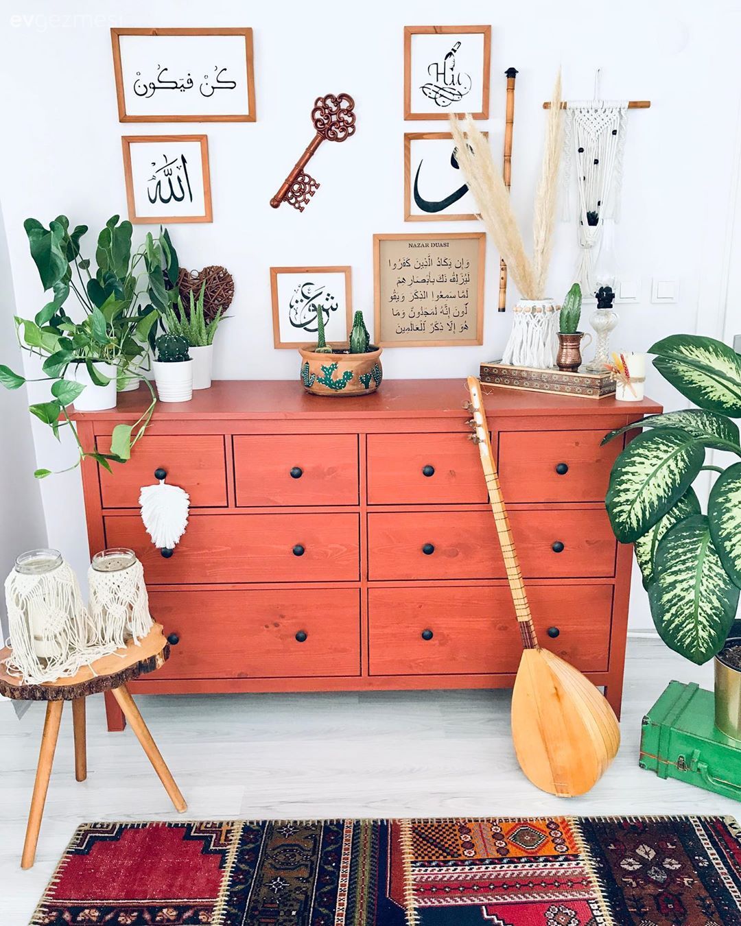 Konsol, Konsol üzeri dekoratif objeleri, Çerçeve, Saksı, Ev bitkisi, Yan sehpa, Sehpa, Halı, El dokuma halı, Patchwork halı