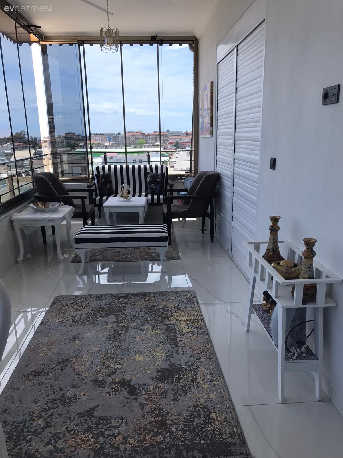 Teras, Siyah, Beyaz, Balkon oturma grubu, Çizgili desen, Desenler, Cam balkon, Tablo, Duvar dekorasyonu, Balkon duvar dekorasyonu, Balkon halısı, Çiçeklik