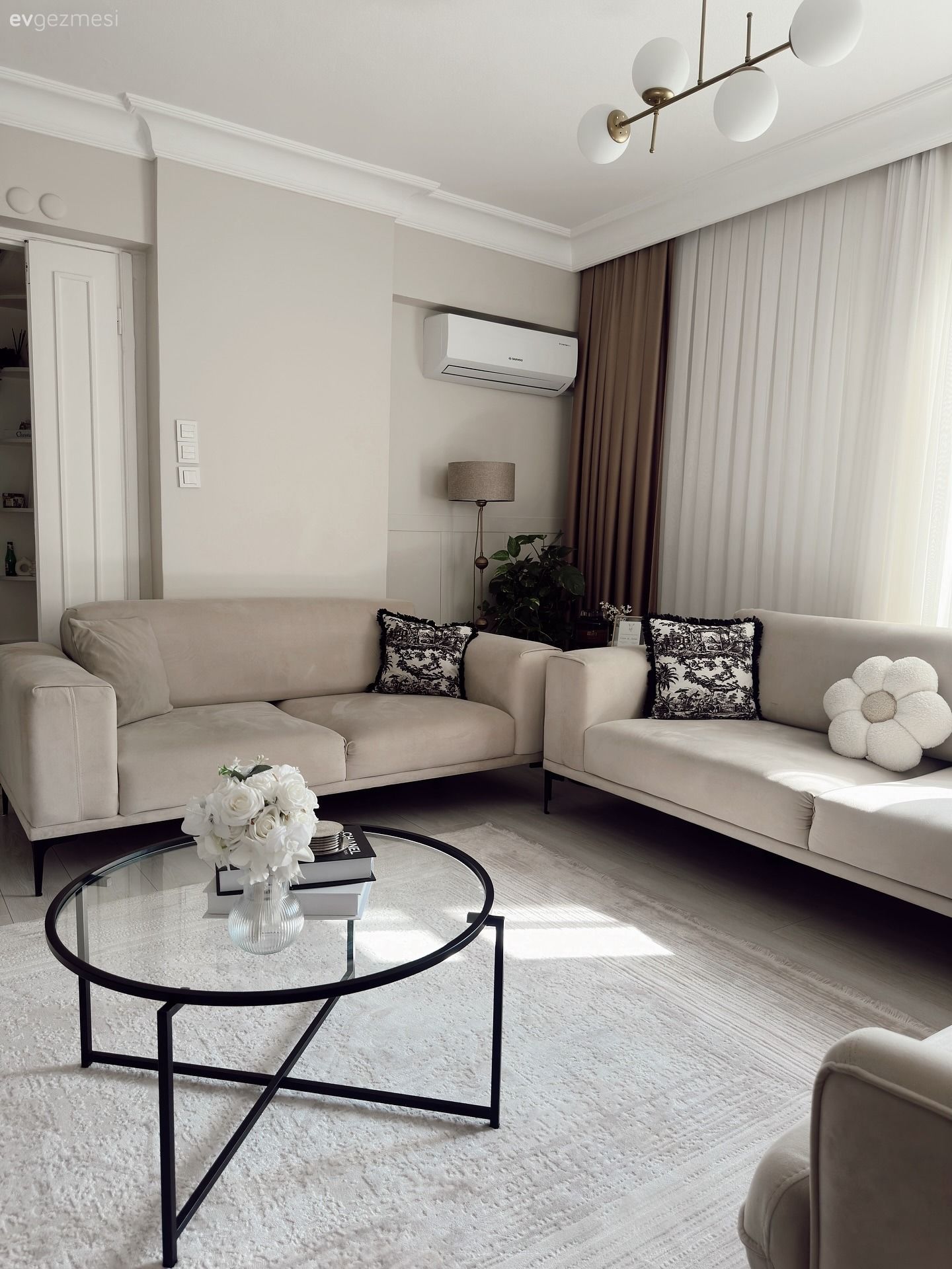 Modern Tasarımlı Mobilyalar Bu Salona Zamansızlık Katmış