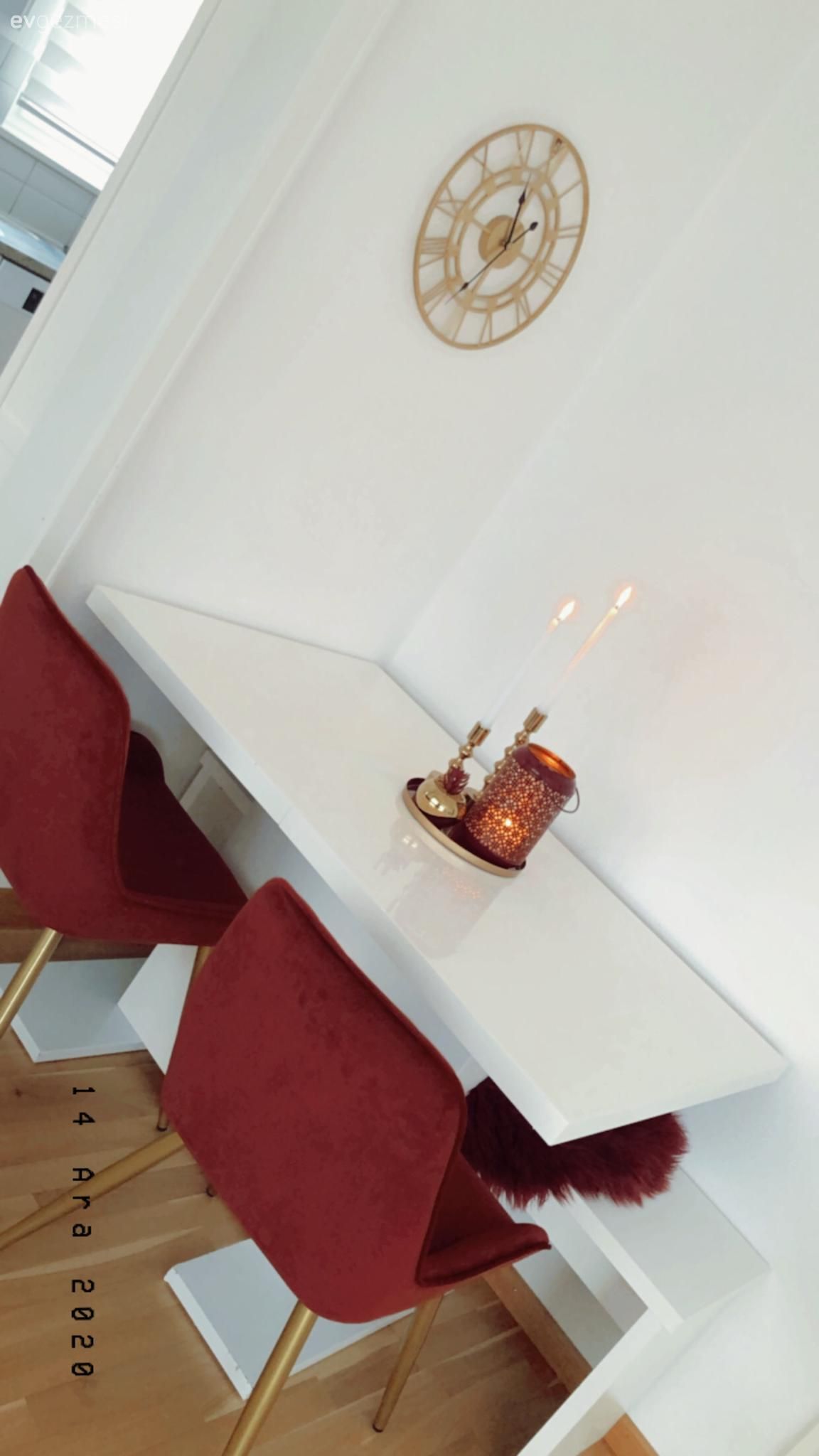 Beyaz, Kırmızı, Sandalye, Yemek masası, Duvar saati, Duvar dekorasyonu