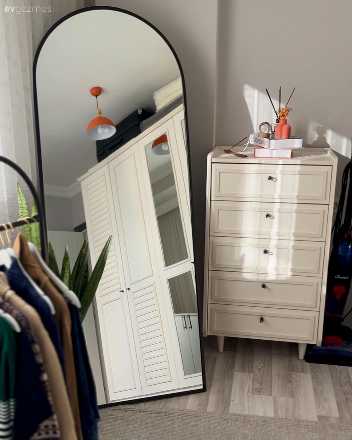 Bu İzmir Evinde Mobilyalar Renkli Parçalar İçin Uygun Zemin