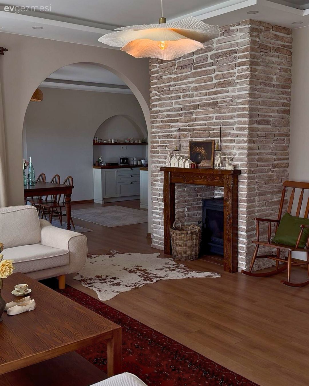 Salon, Modern, Rustik, Modern rustik, Beyaz, Kahverengi, Taş duvar, Duvar dekorasyonu, Şömine, Açık konsept yaşam alanı, Parke, Post halı, Halı, Avize, Aydınlatma