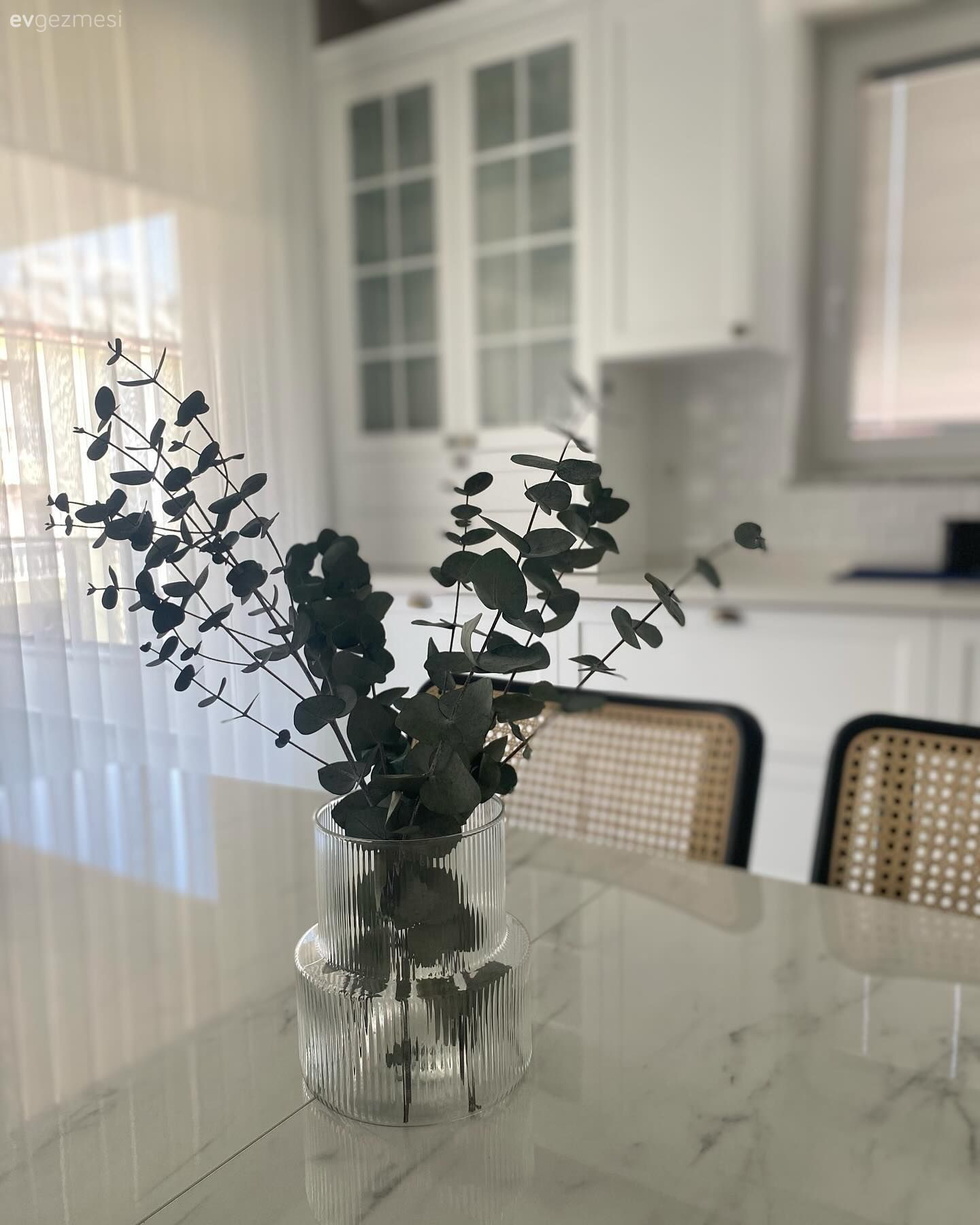 Büyük Masası ve Hazeran Sandalyeleri ile Davetkâr Ortam Sunan Mutfak!