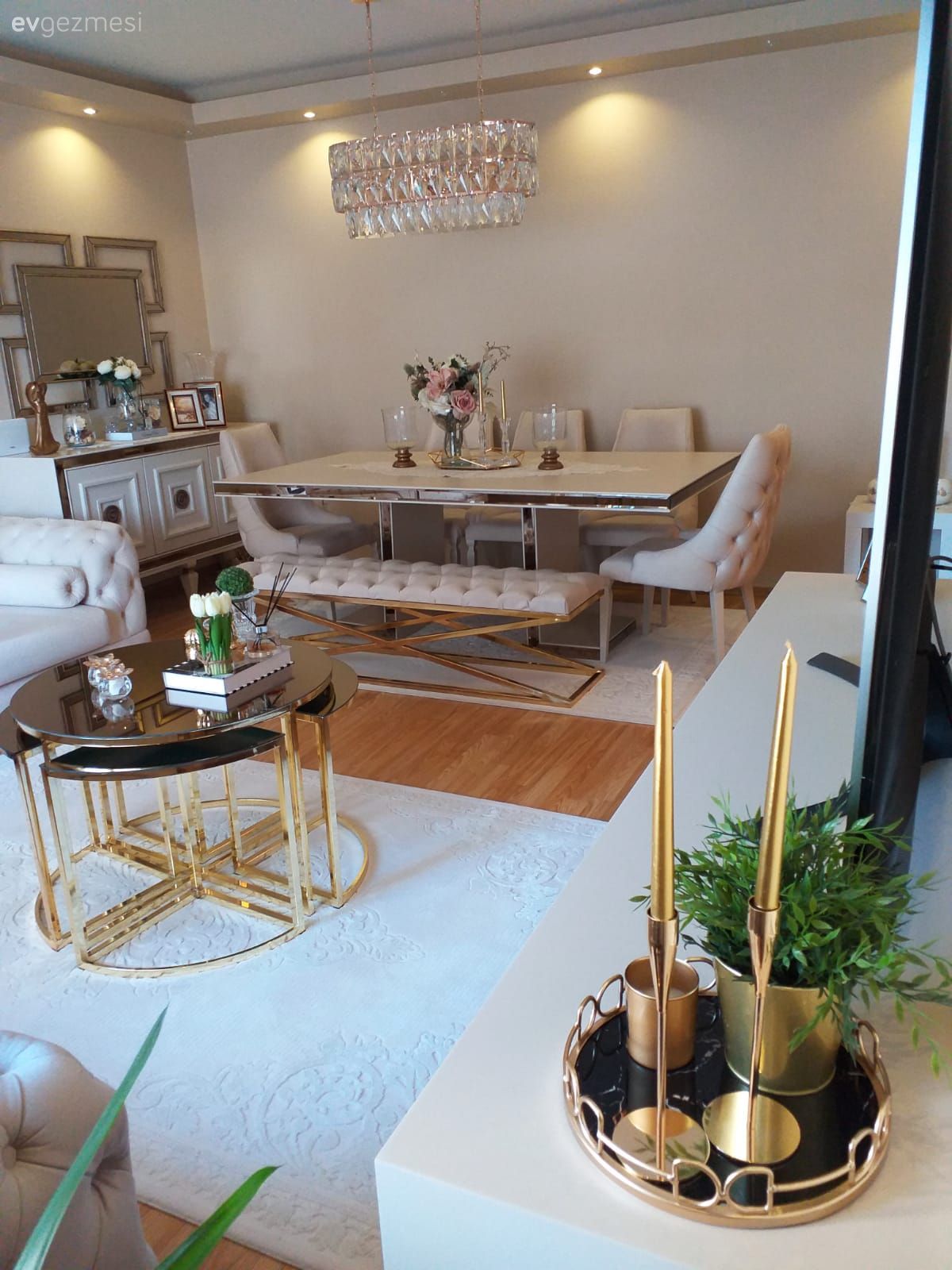 Salon, Art deko, Krem, Beyaz, Gümüş, Koltuk takımı, Orta sehpa, Sehpa, Metal ayaklı sehpa, Aynalı mobilya, Ayna, Kapitoneli koltuk, Avize, Aydınlatma, Salon avizesi, Kristal aksesuarlar, Ev Aksesuar, Aynalı aksesuar, Konsol, Konsol üzeri dekoratif objeleri, Yemek masası, Sandalye, Halı, Salon halısı, Şamdan, Vazo