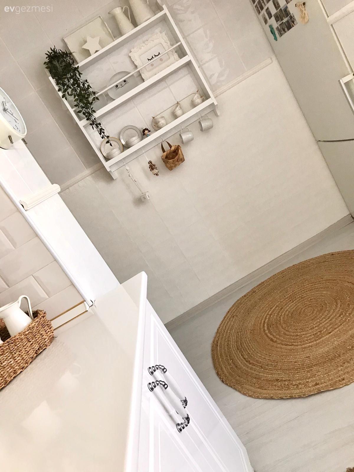 Beyaz mutfak, Mutfak, Jüt halı, Halı, Mutfak rafı, Tezgah arası seramik, Mutfak tezgah arası, Yuvarlak halı