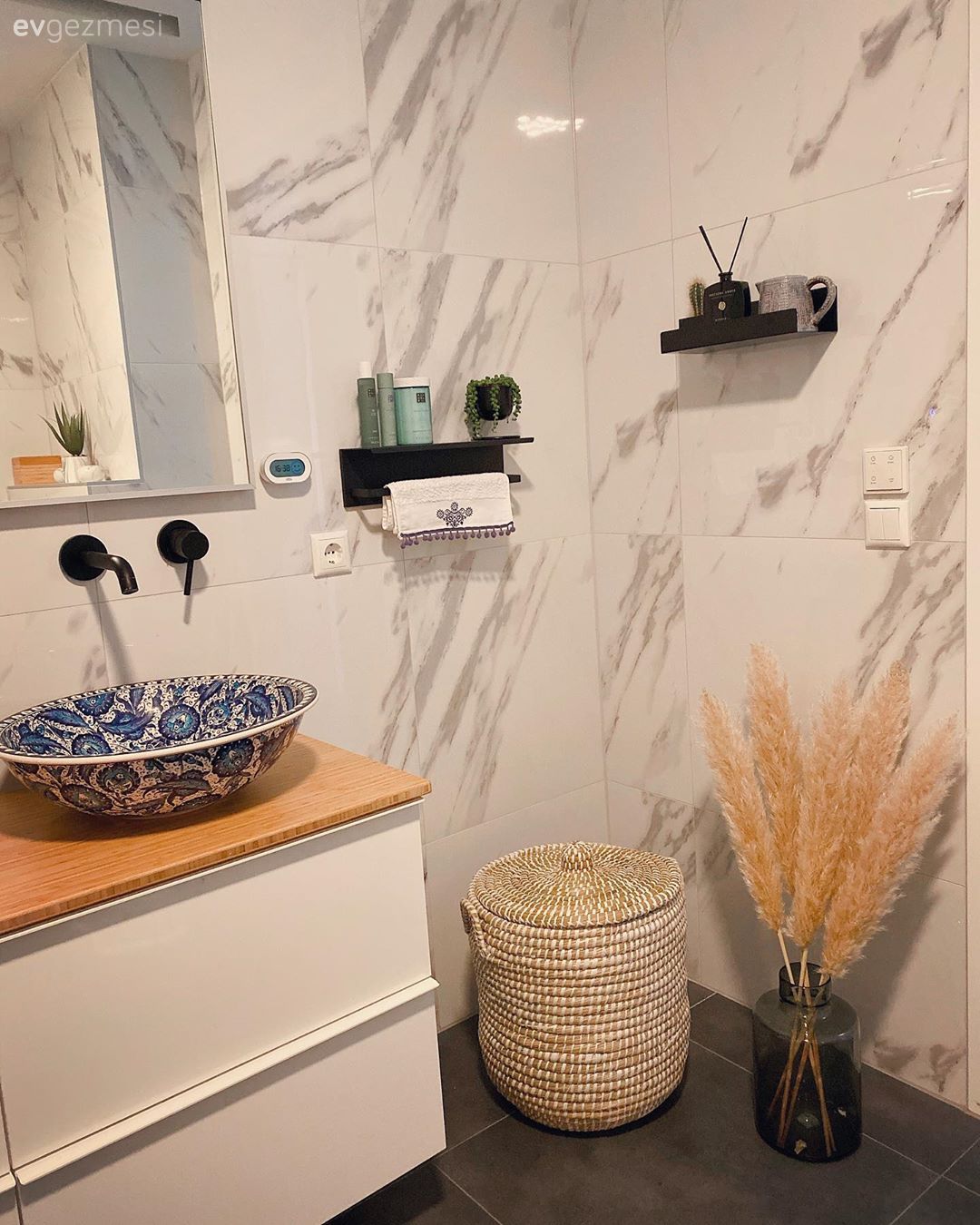 Banyo, Beyaz, Mavi, Banyo dolabı, Banyo lavabosu, Banyo aynası, Dekoratif merdiven, Banyo seramikleri, Banyo aksesuarları, Hasır sepet