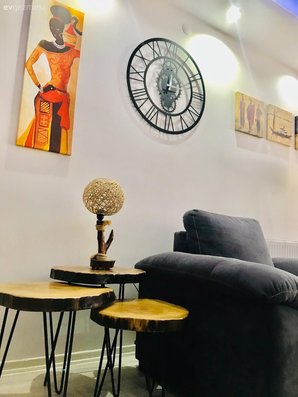 Salon, Modern rustik, Köşe koltuk, Koltuk takımı, Antrasit  , Siyah, Kahverengi, Turuncu, Sehpa, Metal ayaklı sehpa, Tablo, Duvar dekorasyonu, Metal duvar saati, Spot aydınlatma, Aydınlatma