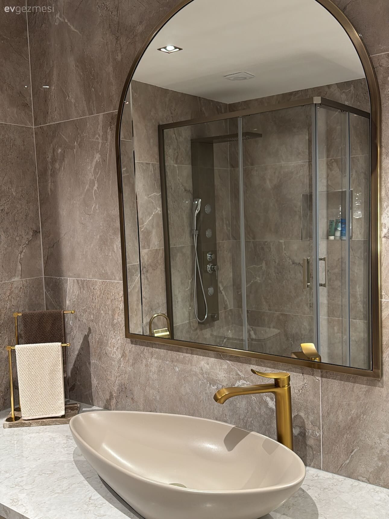 Yeni Yapılan Bu Evin Açık Mutfağı ve Banyosu Zarif Seçimlerle Dolu