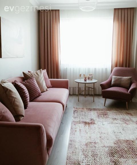 Salon, Modern, Pembe, Beyaz, Krem, Koltuk takımı, Berjer, Pötikare kumaş, Ev tekstili, Fon perde, Perde, Tül perde, Yan sehpa, Sehpa, Halı, Salon halısı