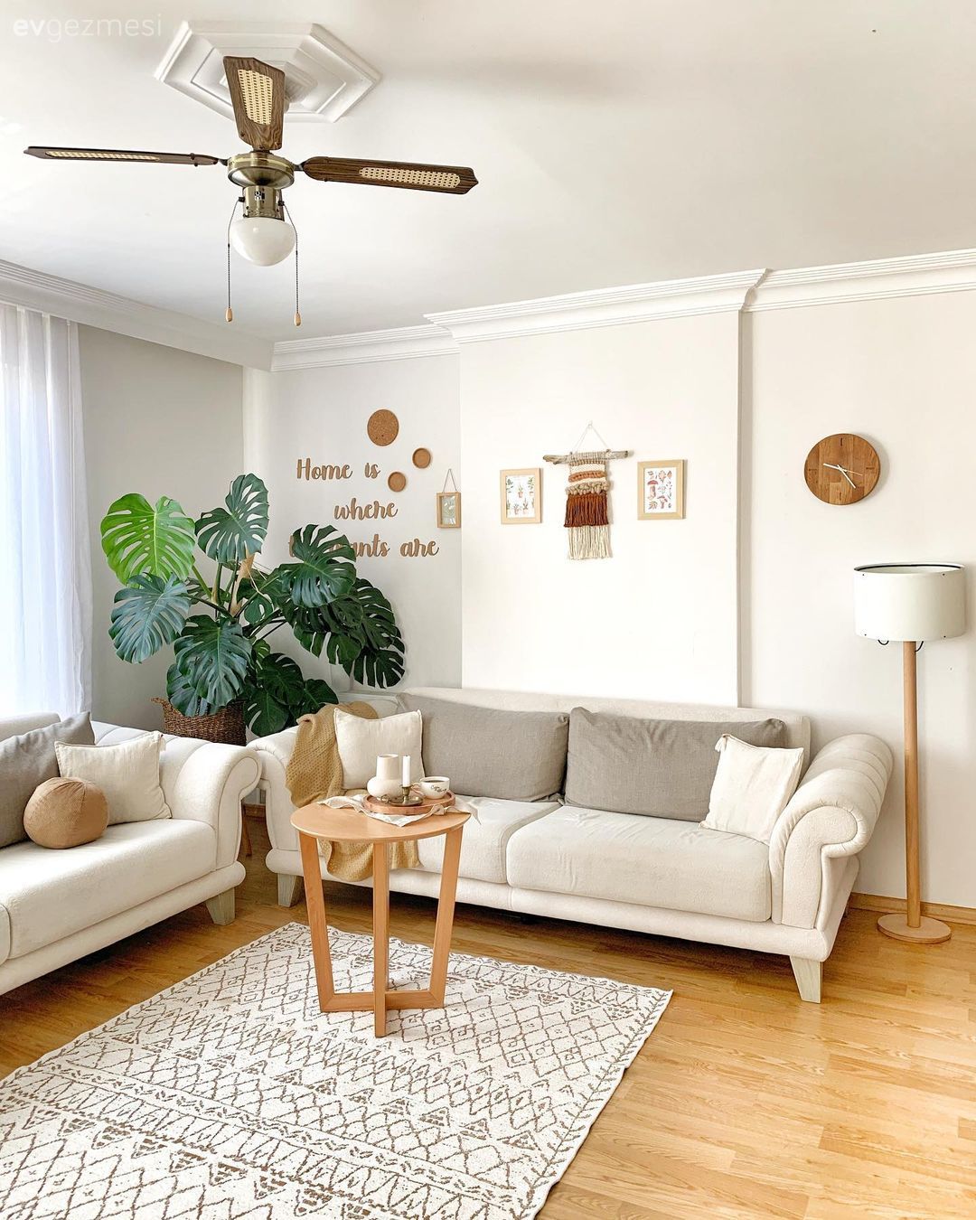 Salon, Bohem Dekorasyon, İskandinav, Beyaz, Krem, Bej, Koltuk takımı, Ev bitkisi, Halı, Salon halısı, Orta sehpa, Sehpa, Lambader, Aydınlatma, Kırlent, Ev tekstili, Tavan vantilatörü, Parke