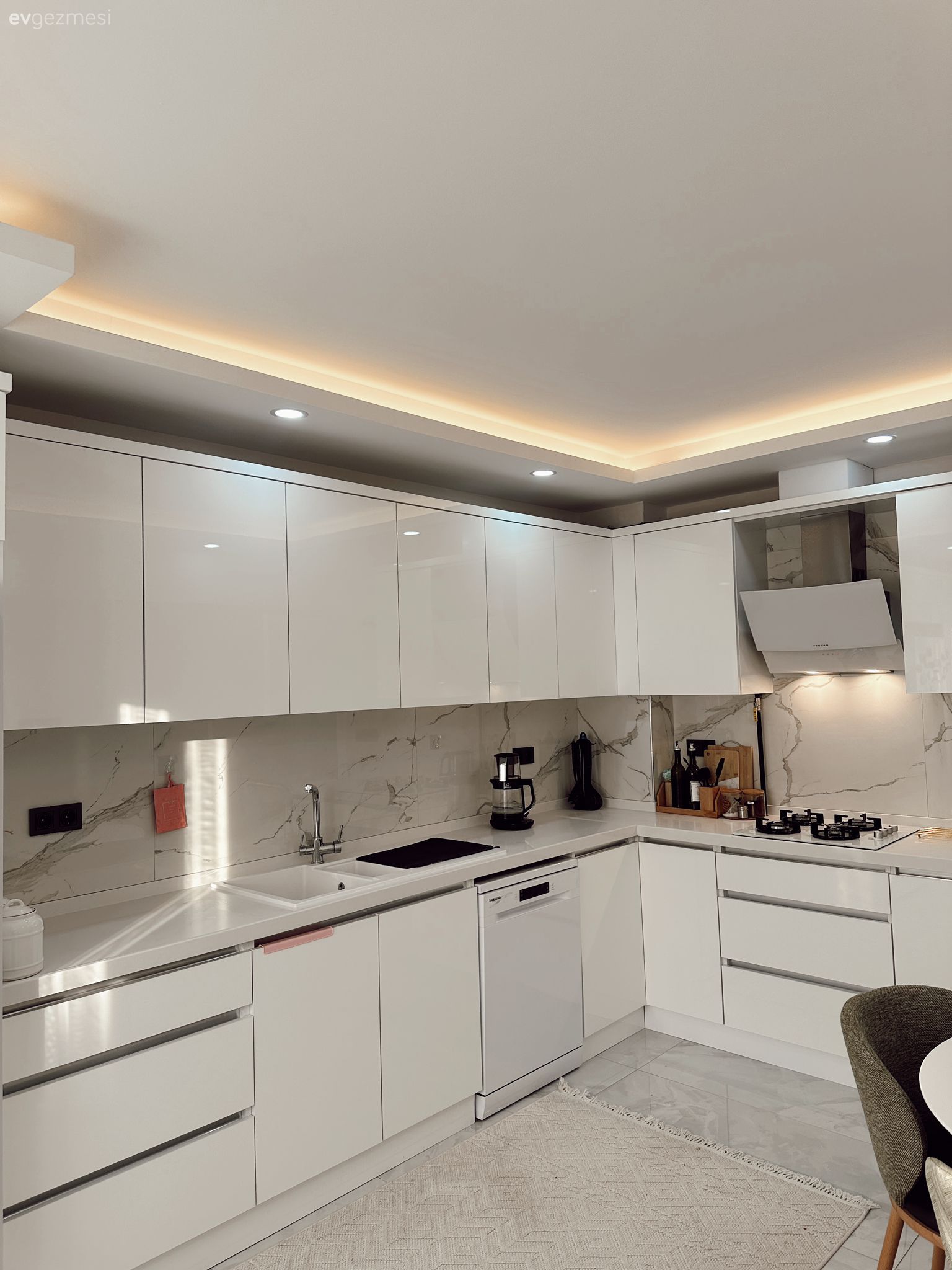 Mutfak, Beyaz, Vizon, Kulpsuz mutfak dolabı, Mutfak tezgahı, Mutfak tezgah arası, Davlumbaz, Mutfak aksesuarları, Spot aydınlatma, Aydınlatma, Led aydınlatma, Sandalye