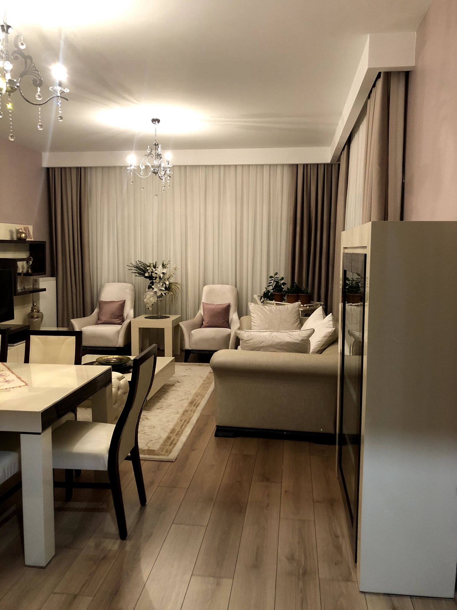 Salon, Klasik, Beyaz, Siyah, Krem, Koltuk takımı, Orta sehpa, Sehpa, Berjer, Tül perde, Perde, Tv ünitesi, Tv ünitesi aksesuarları, Ev Aksesuar, Halı, Salon halısı, Fon perde, Vizon