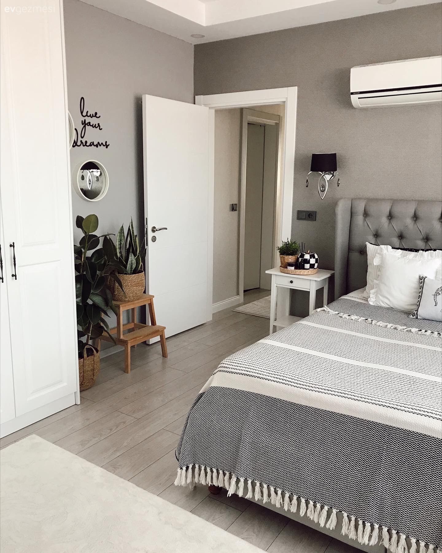 Yatak Odası, Beyaz, Gri, Yatak örtüsü, Gri duvar, Çiçeklik, Saksı, Ev bitkisi, Gardrop, Yatak başlığı