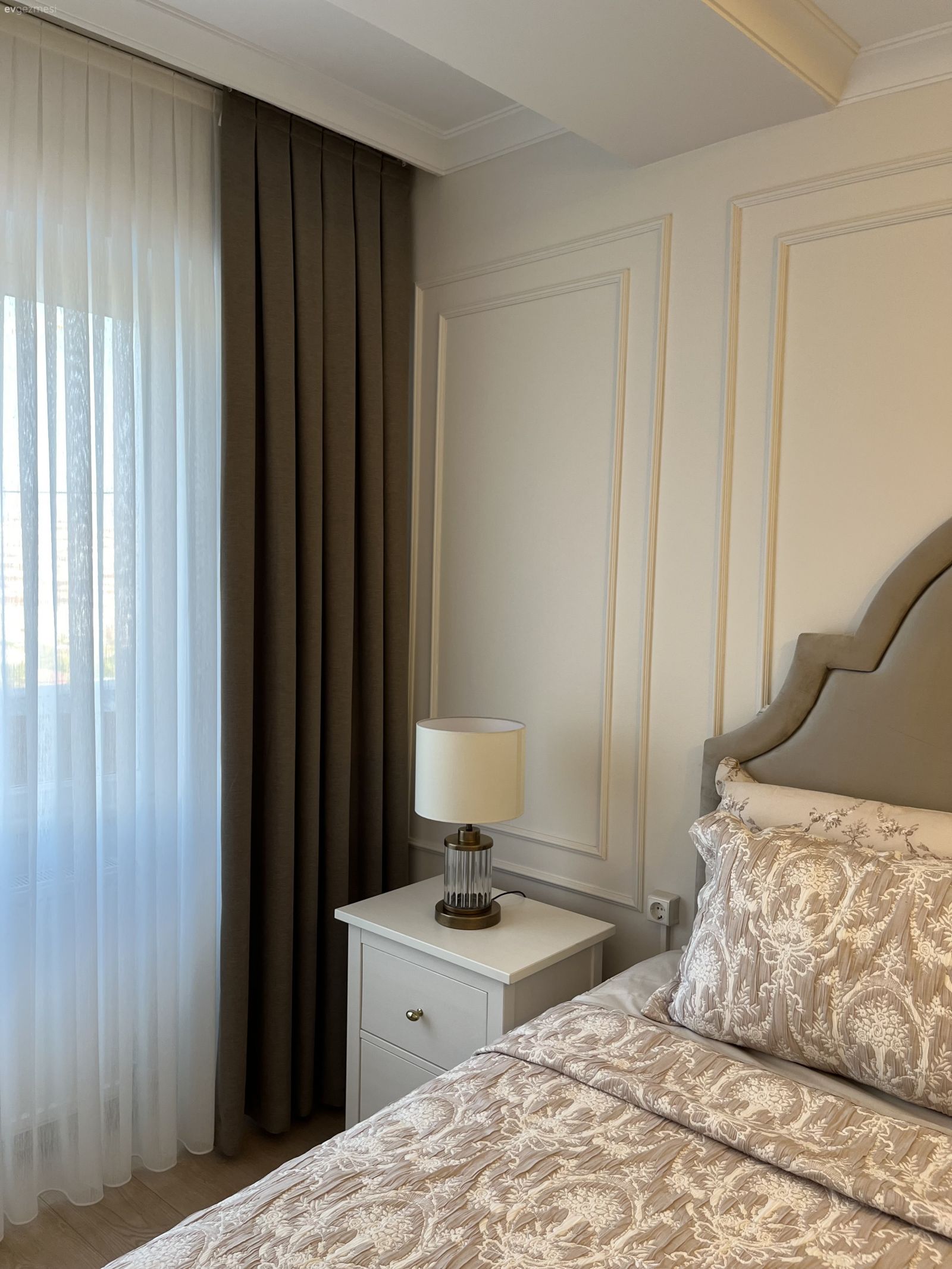 Yatak Odası, Country, Beyaz, Gri, Duvar çıtalama, Yatak başlığı, Yatak örtüsü, Fon perde, Perde, Komidin, Abajur, Aydınlatma, Avize, Tül perde