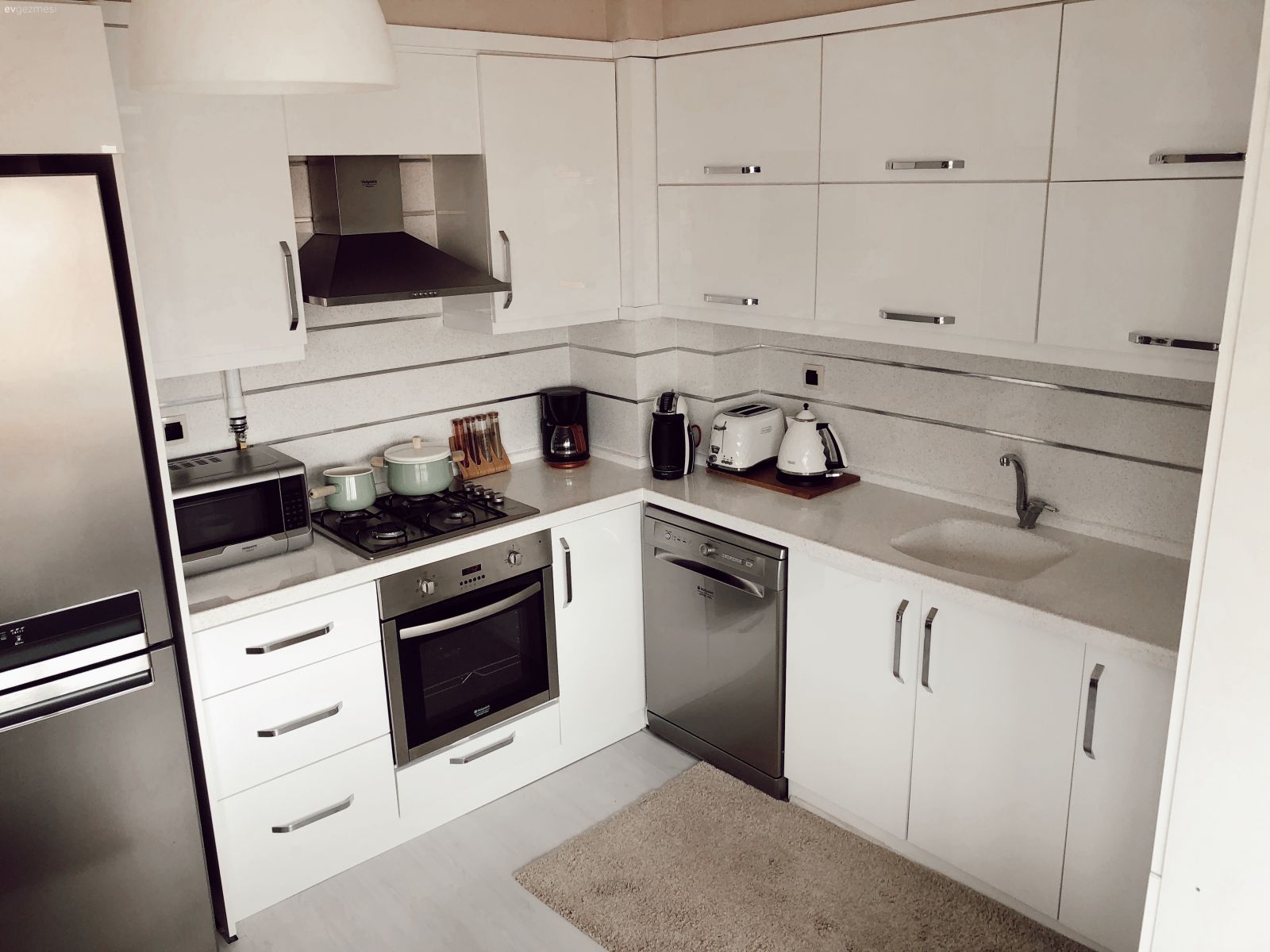 Her Tarafı Işık Alan Bu Ev Güzel Fotoğraflar İçin Uygun Bir Arka Fon