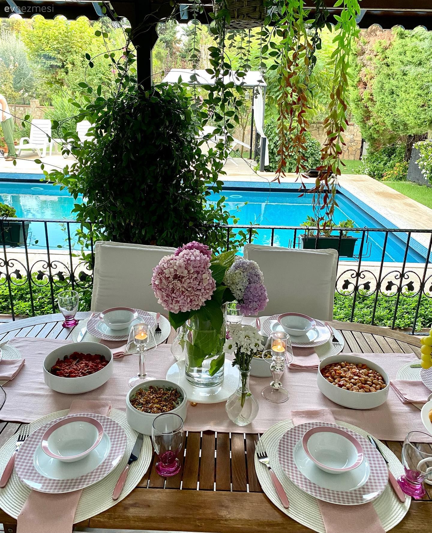 Bu Bahçeye Bakınca Keyifli Sohbet Ortamı Kendiliğinden Geliyor!