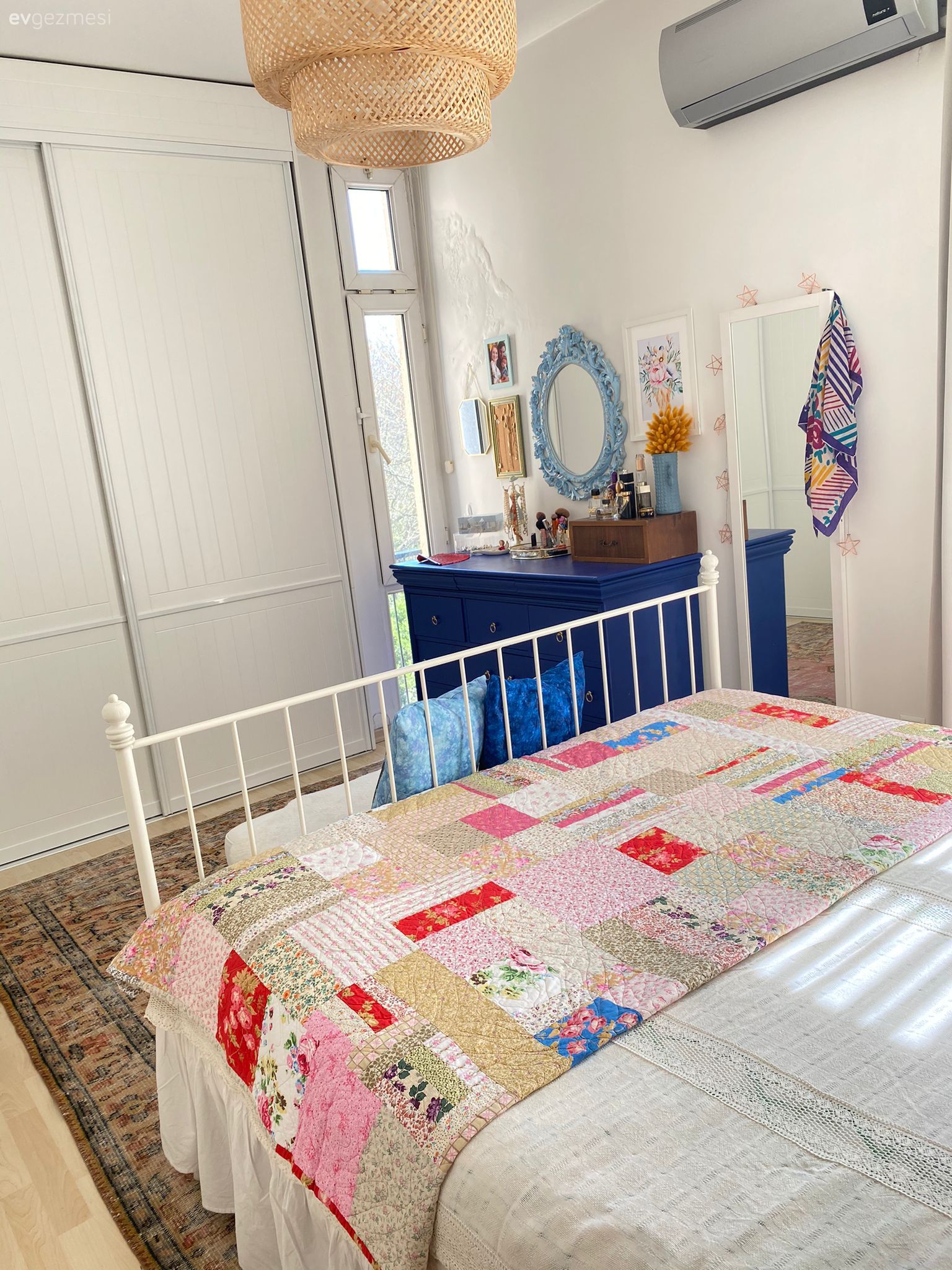 Yatak Odası, Beyaz, Mavi, Kırmızı, Pembe, Yatak başlığı, Gardrop, Şifonyer, Ayna, Dekoratif Objeler, Patchwork desen, Halı, El dokuma halı