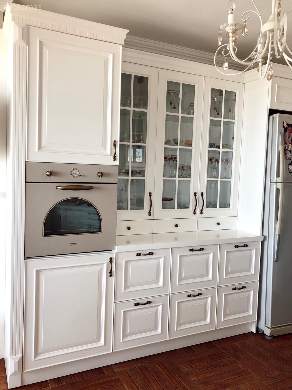 Mutfak, Beyaz, Ekstra mutfak dolabı, Shaker kapaklı dolaplar, Mutfak Avize Modelleri, Ankastre, Parke, Kahverengi