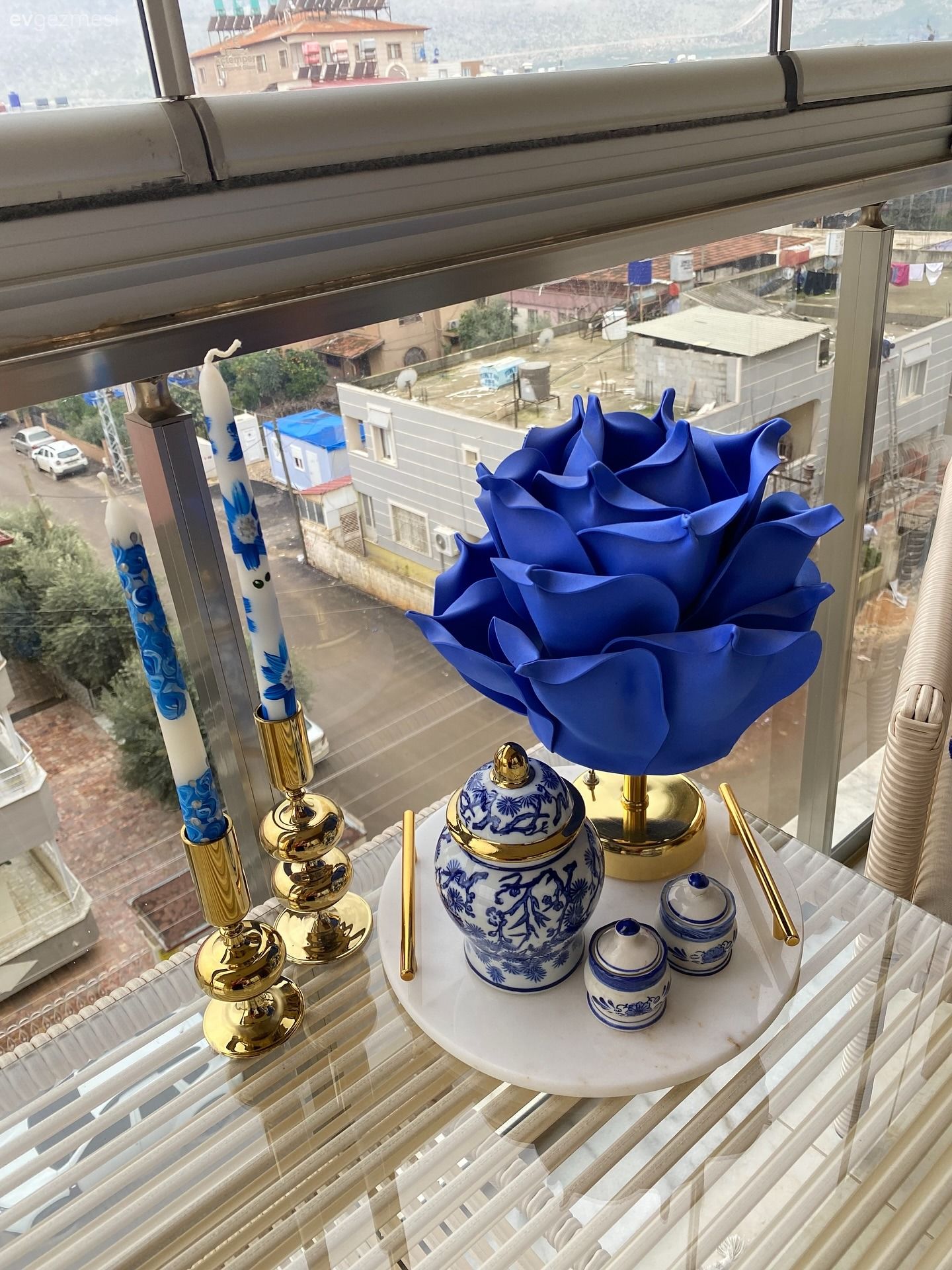 Blue Blanc Desenle Güzelleşen Bu Balkonun Keyfine Diyecek Yok