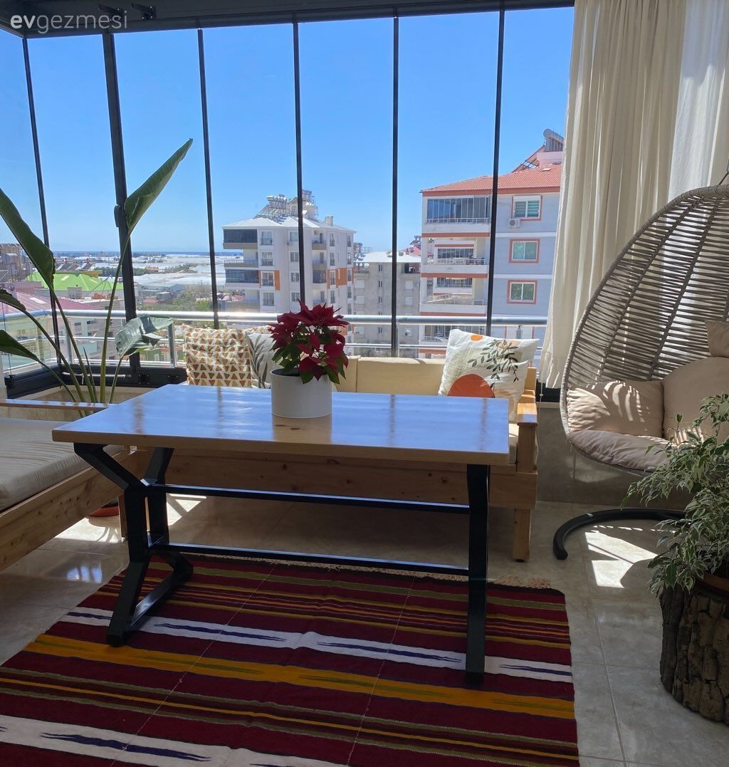 Balkon, Bohem Dekorasyon, Beyaz, Turuncu, Salıncak, Balkon masası, Kapalı balkon, Ev bitkisi, Saksı