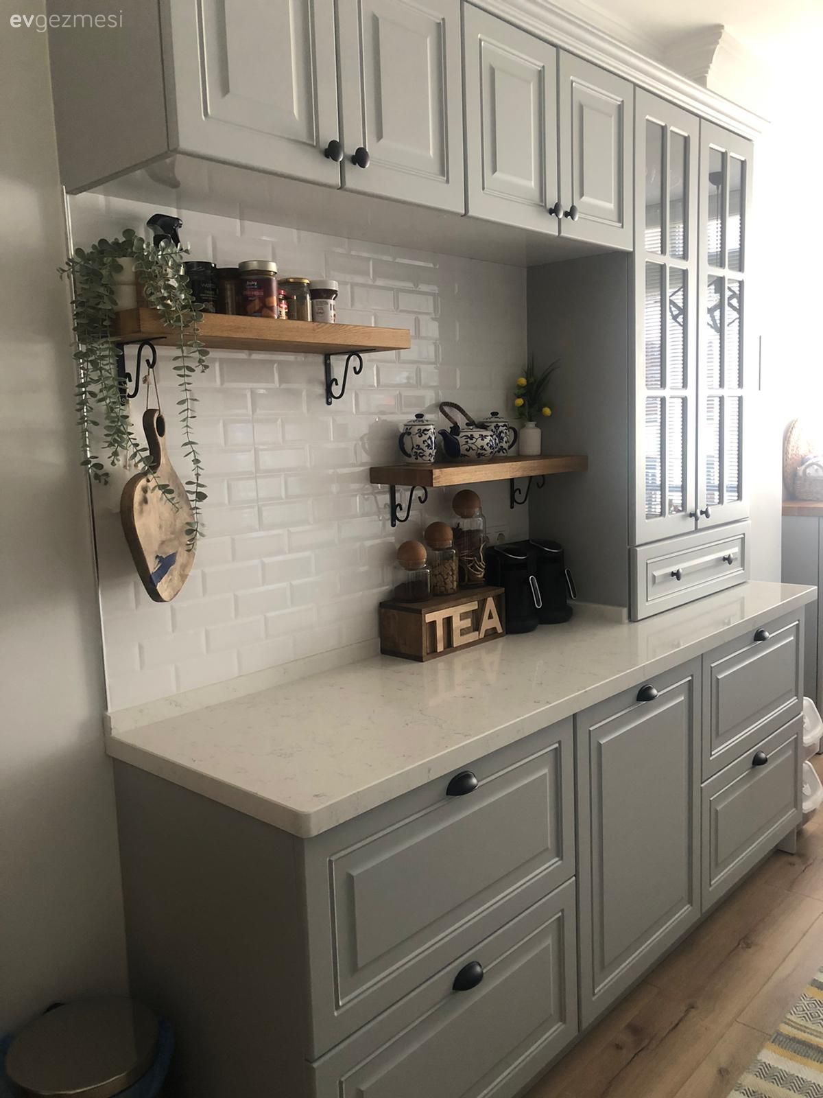 Gri mutfak, Beyaz, Shaker kapaklı dolaplar, Mutfak, Metro seramik, Seramik, Mutfak rafı, İskandinav