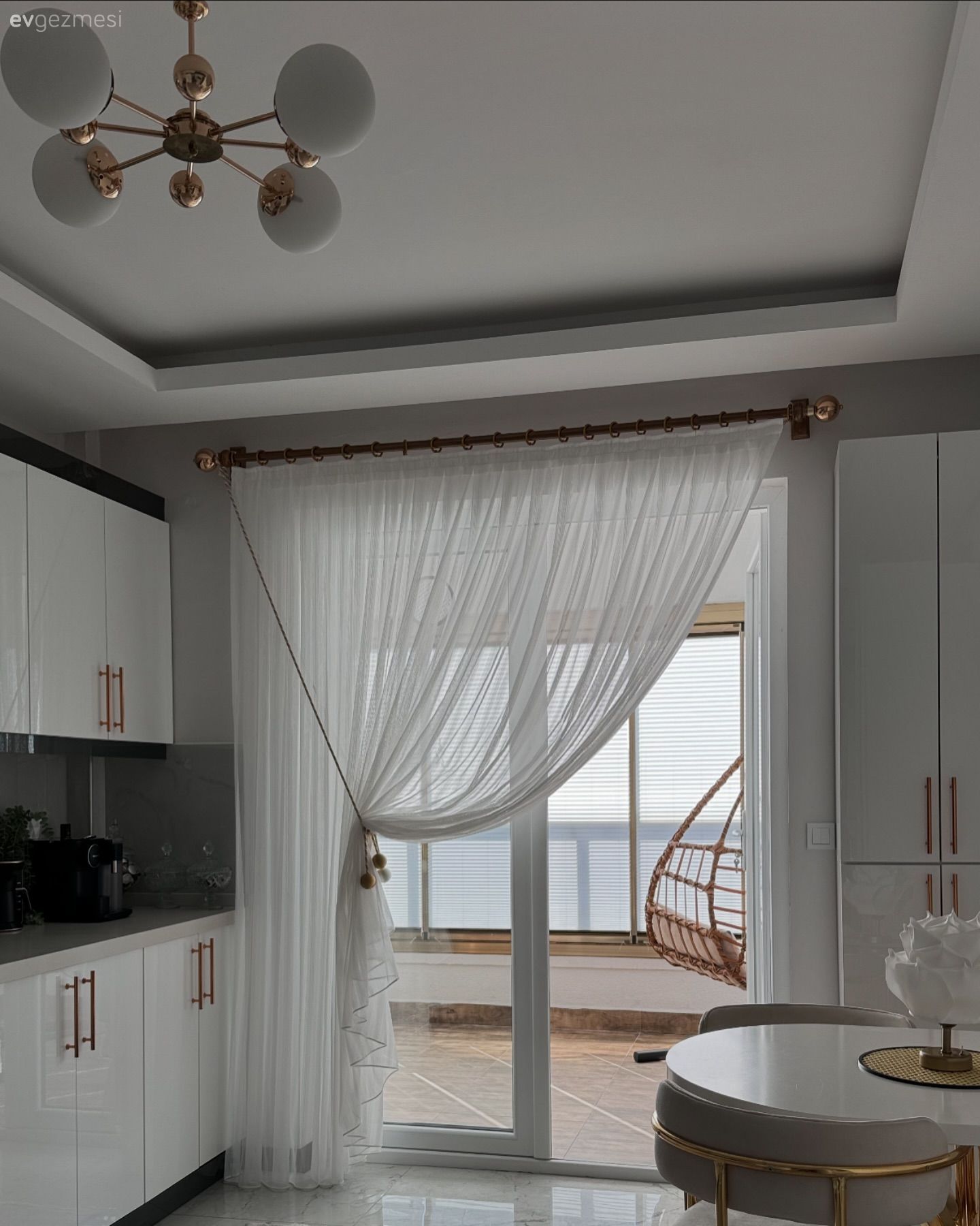 Mutfak, Beyaz, Altın, Mutfak tezgahı, Mutfak tezgah arası, Mutfak aksesuarları, Ekstra mutfak dolabı, Sandalye, Mutfak masası, Mutfak halısı, Mutfak perdesi, Mutfak Avize Modelleri