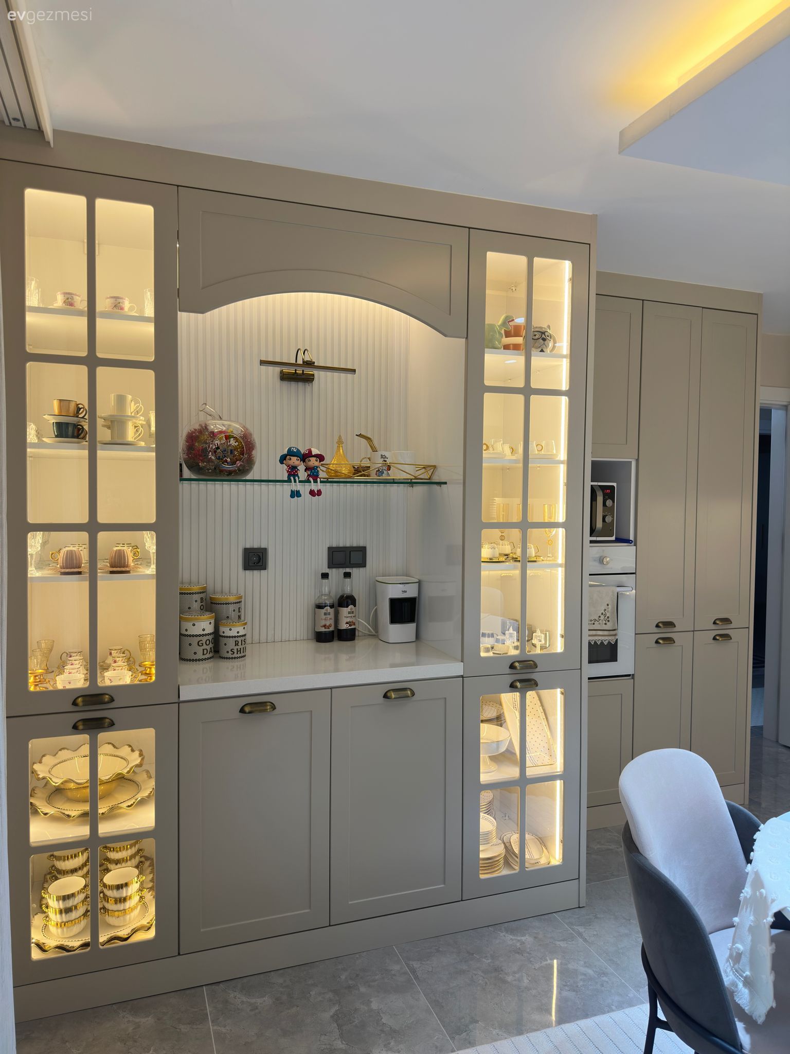 Gri, Bej, Kahve köşesi, Cam kapaklı dolap, Mutfak aksesuarları, Mutfak