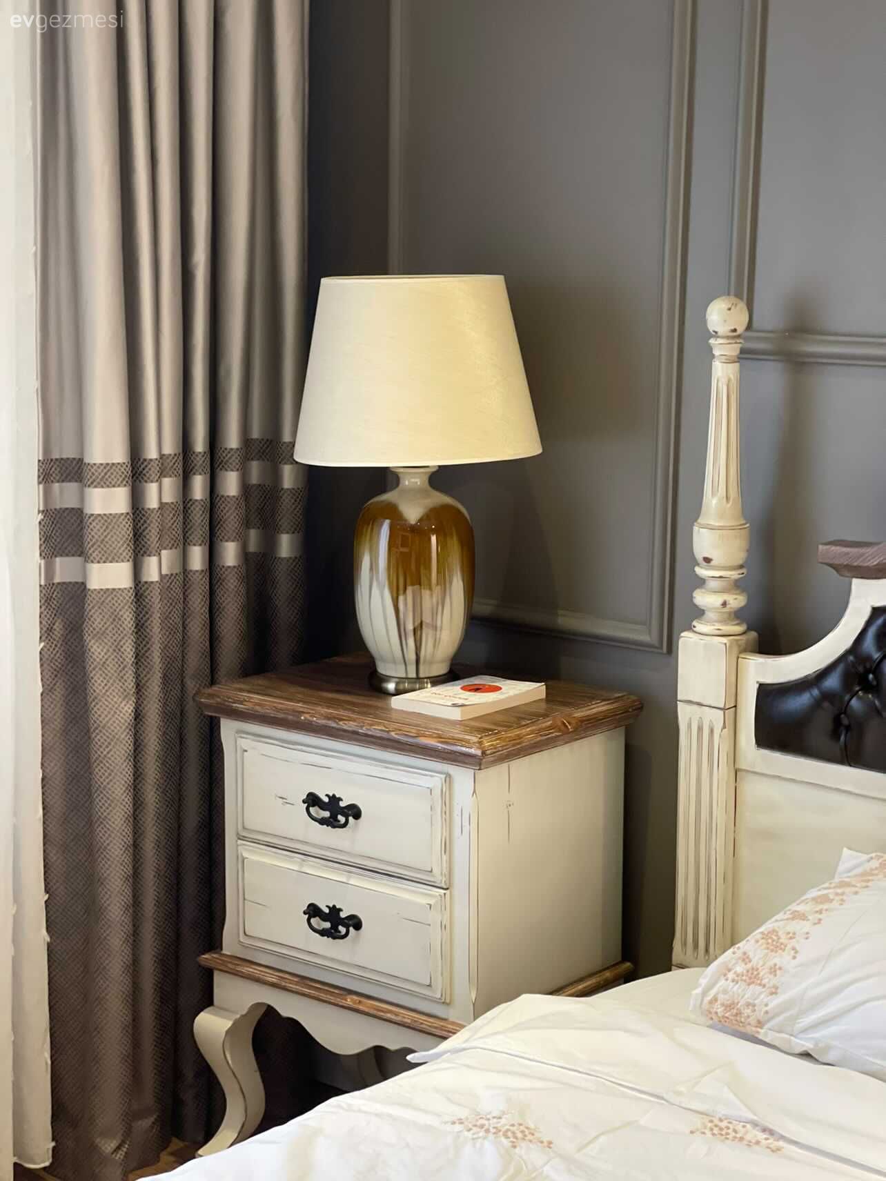 Gri duvar, Duvar çıtalama, Beyaz, Komodin, Abajur, Aydınlatma, Fon perde, Perde, Country