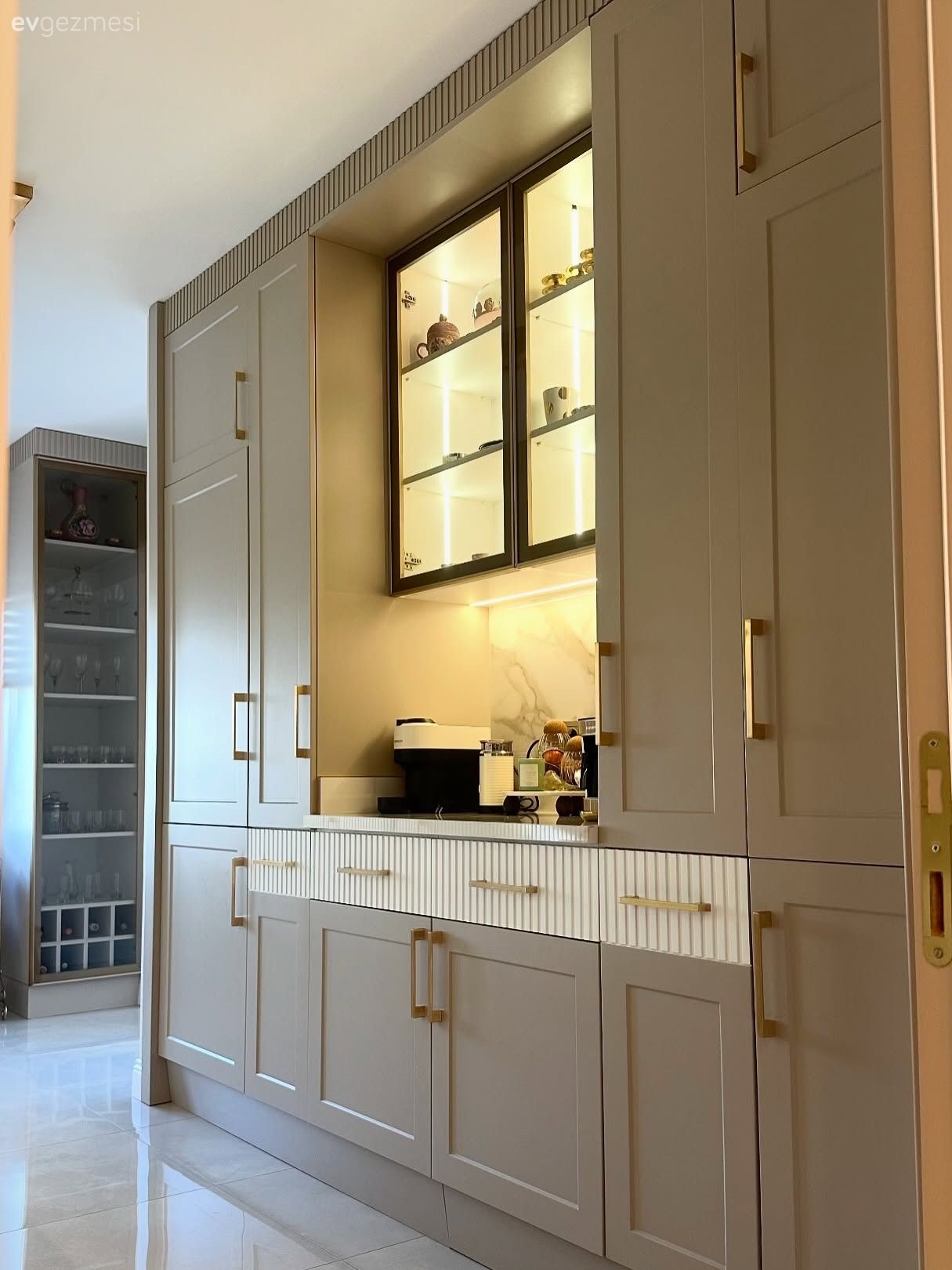 Son Zamanların Gözde Dolap Tasarımlarının Çoğu Bu Evde Kullanılmış