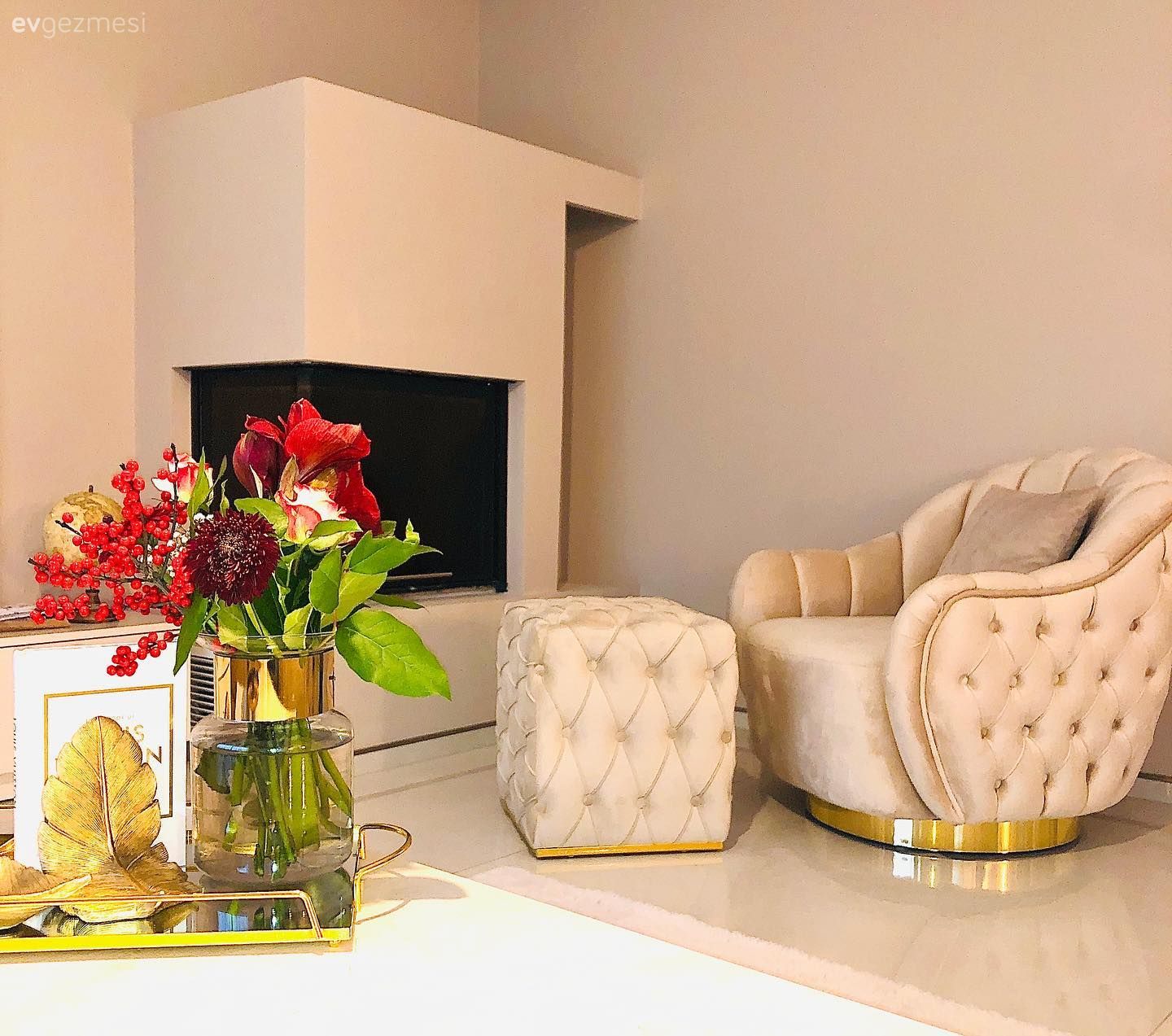 Modern, Krem, Şömine, Kapitoneli koltuk, Koltuk takımı, Puf, Altın, Vazo, Ev Aksesuar, Çiçekler