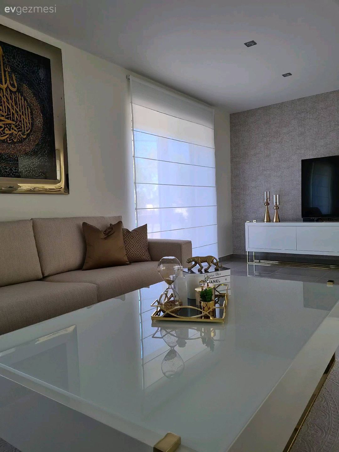 Tablo, Duvar dekorasyonu, Koltuk takımı, Krem, Tv ünitesi, Tv ünitesi aksesuarları, Ev Aksesuar, Beyaz, Orta sehpa, Sehpa