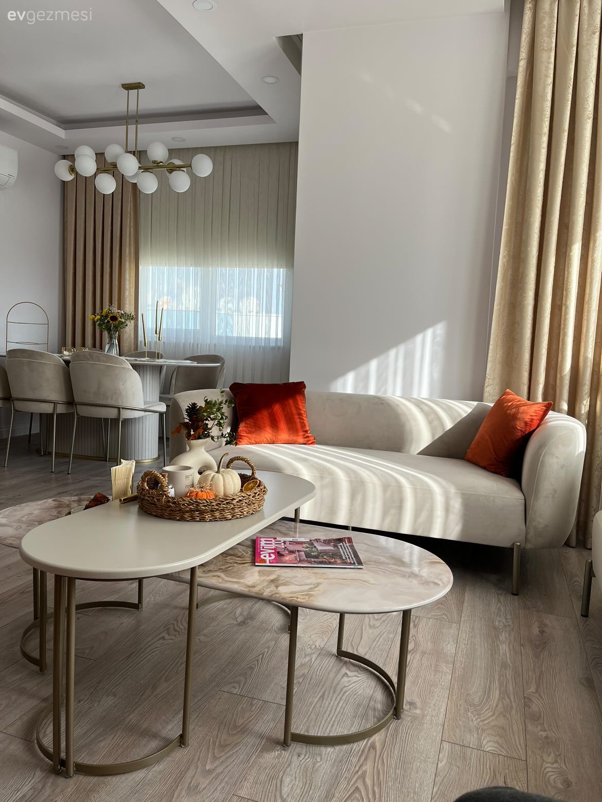 Salon, Beyaz, Turuncu, Krem, Bej, Koltuk takımı, Kırlent, Ev tekstili, Sandalye, Yemek masası, Fon perde, Perde, Tül perde, Avize, Aydınlatma, Orta sehpa, Sehpa, Parke