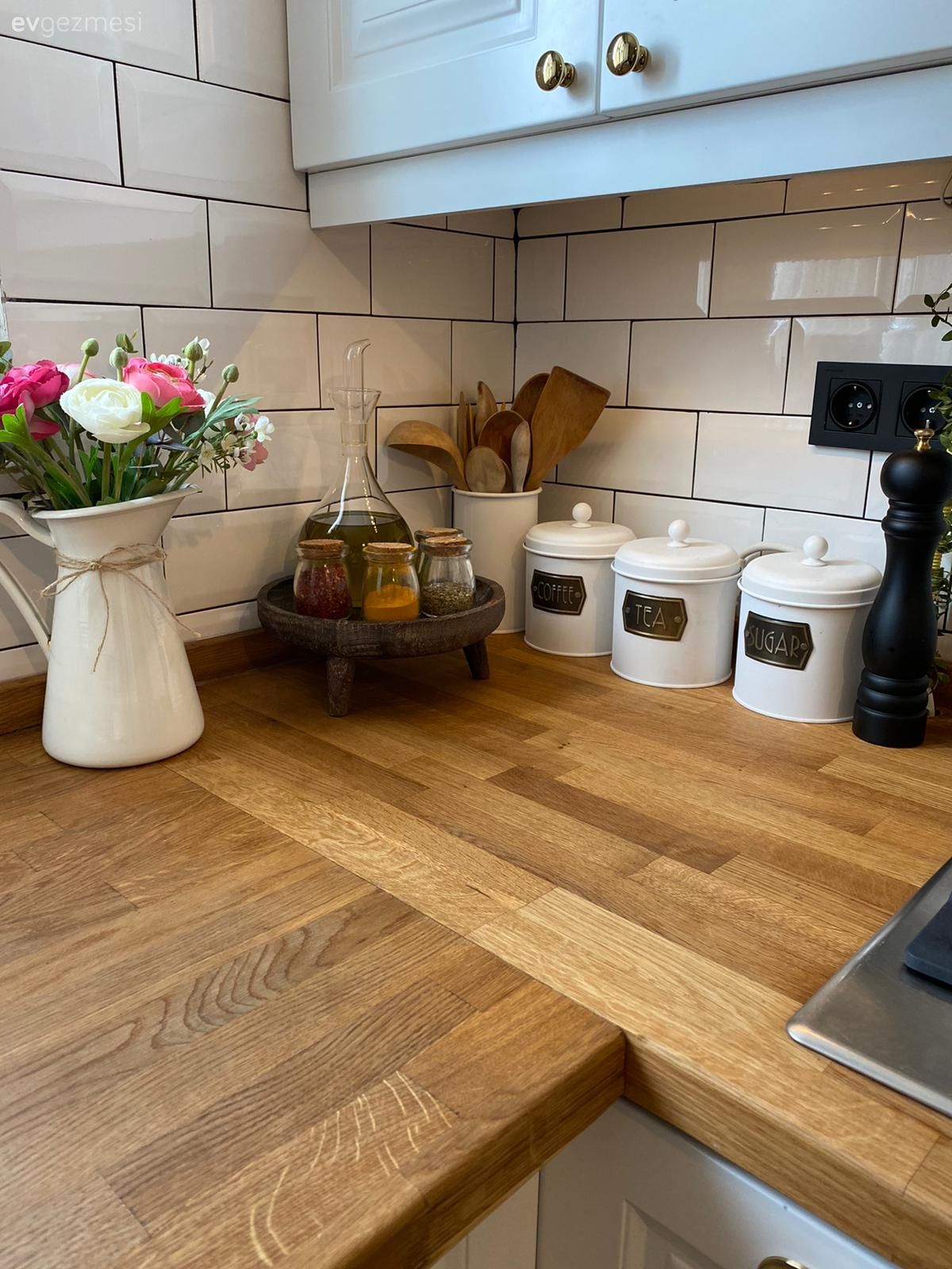 Mutfak, Beyaz ve ahşap mutfak, Beyaz, Ahşap mutfak tezgahı, Mutfak tezgahı, Metro seramik, Seramik, Ankastre, Shaker kapaklı dolaplar