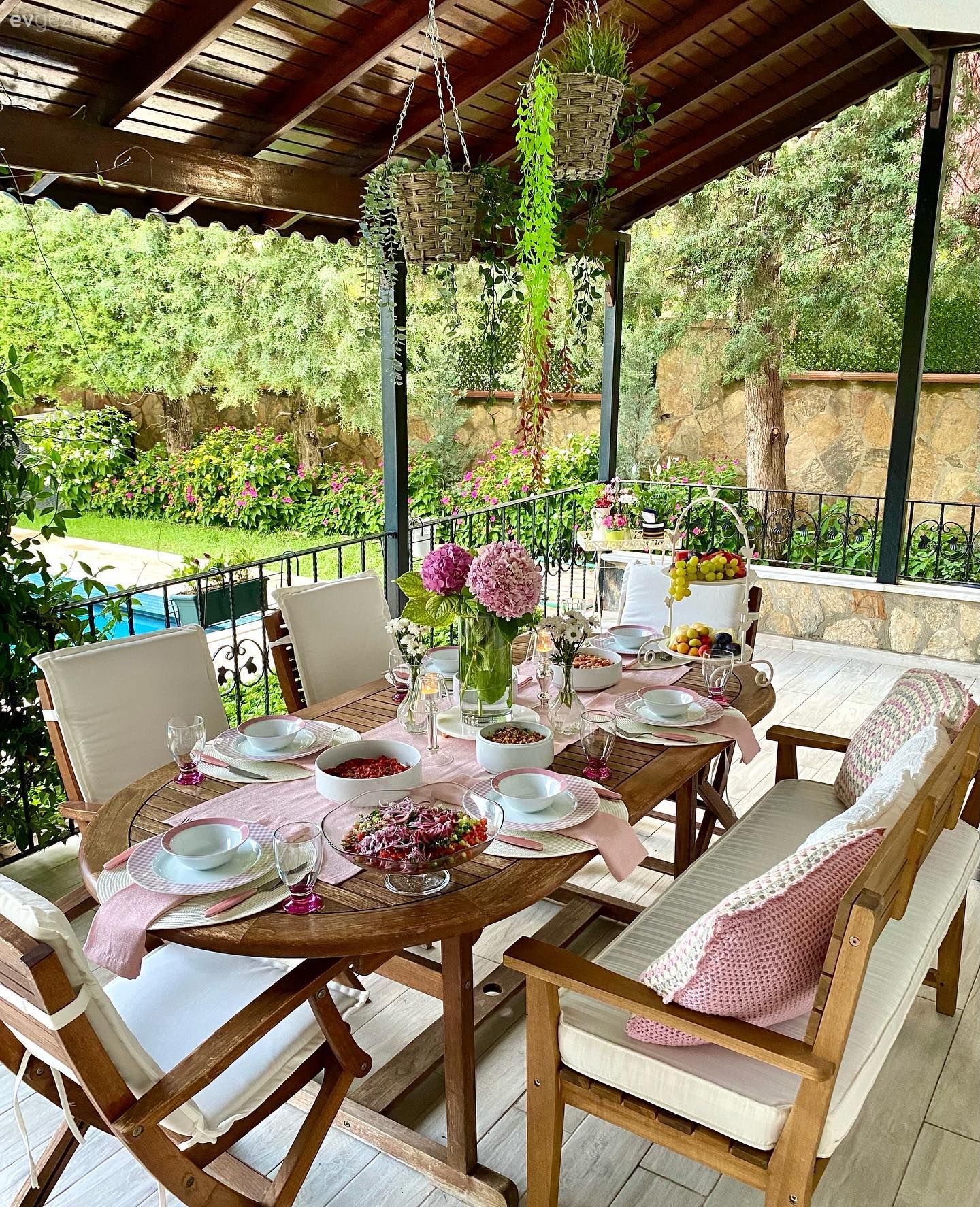 Bu Bahçeye Bakınca Keyifli Sohbet Ortamı Kendiliğinden Geliyor!