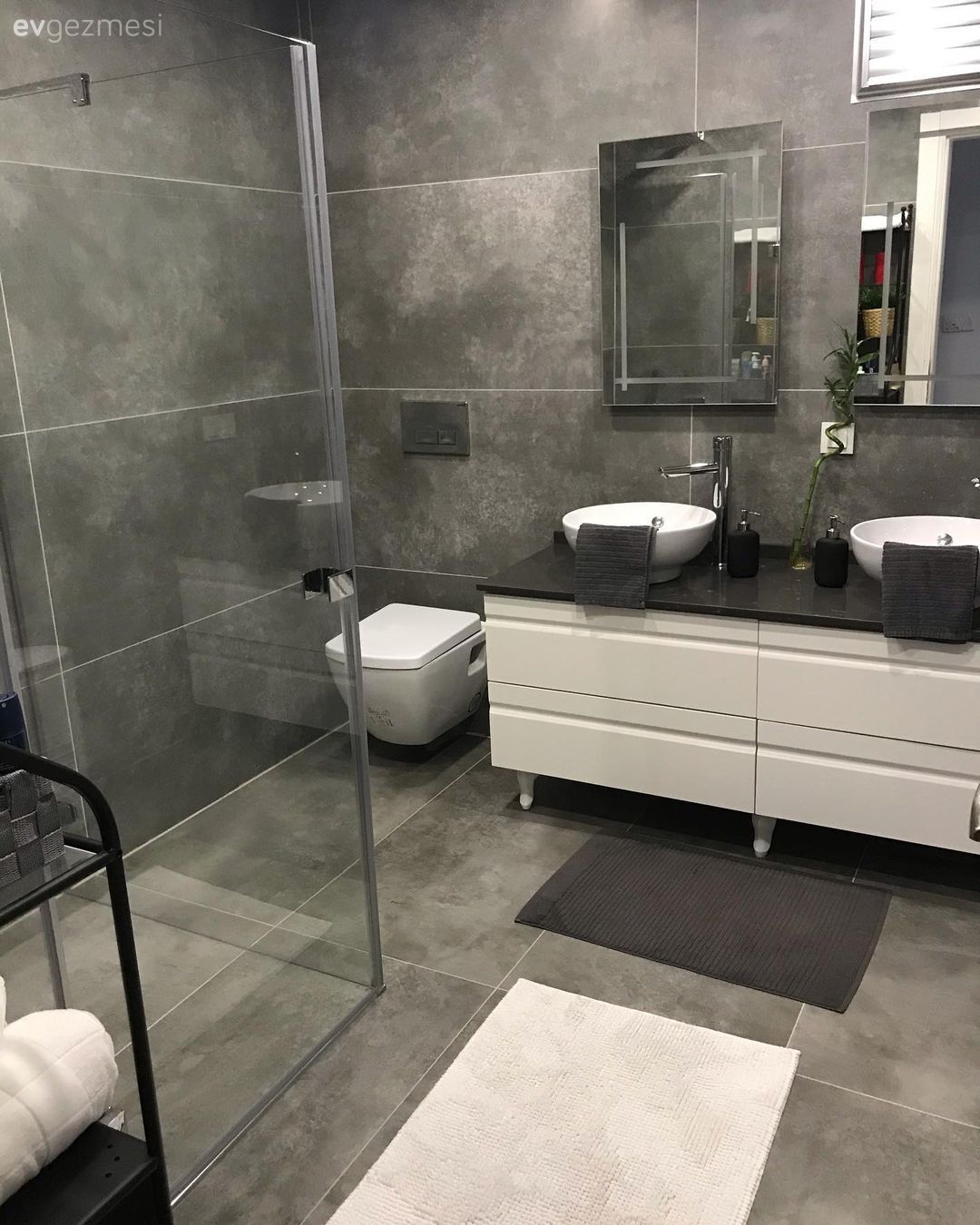 Bu Dubleks Evin En Sevdikleri Siyah, Beyaz ve Gri