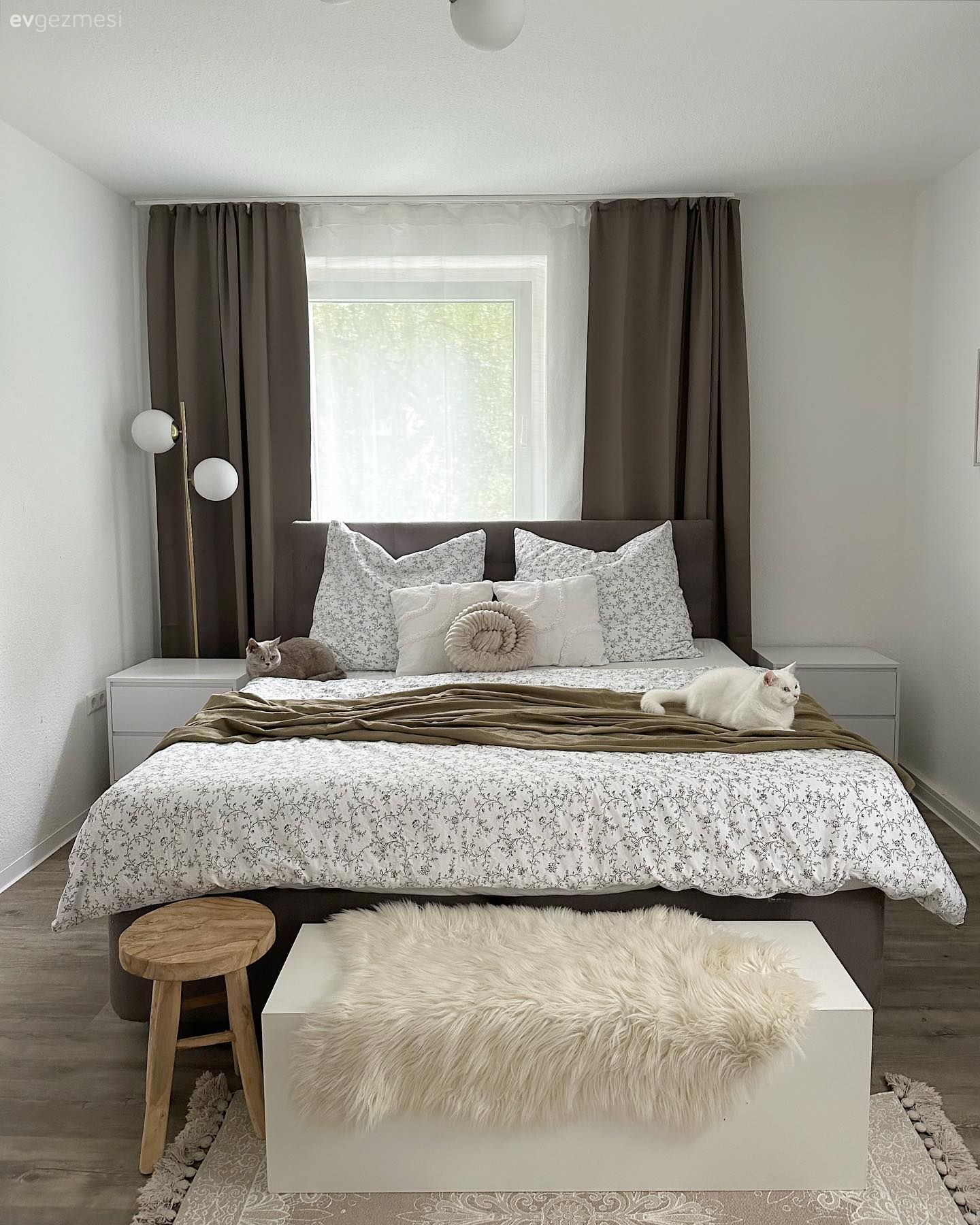 Yatak Odası, Modern, Beyaz, Kahverengi, Yatak örtüsü, Fon perde, Perde, Tül perde, Yatak başlığı, Komodin, Avize, Aydınlatma, Halı, Kırlent, Ev tekstili