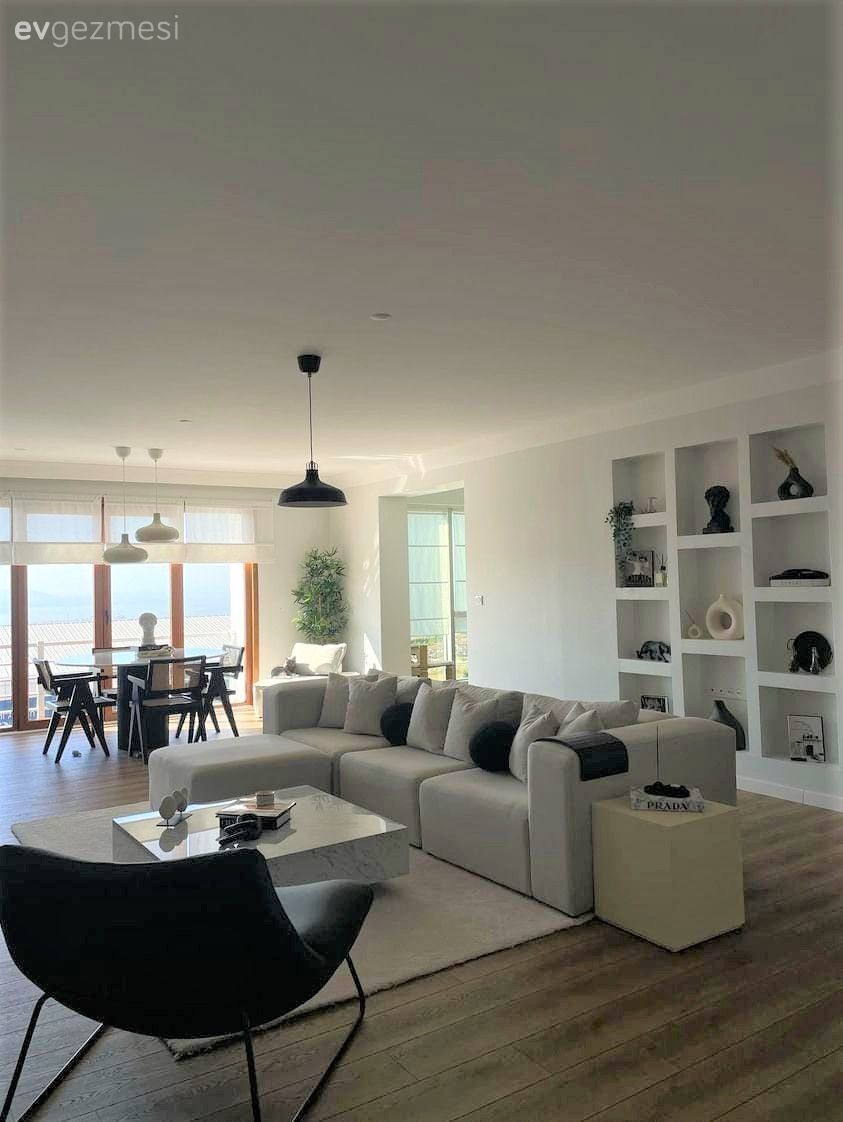 Salon, Modern, Beyaz, Siyah, Köşe koltuk, Koltuk takımı, Duvar Nişleri, Berjer, Orta sehpa, Sehpa, Boy aynası, Ayna, Tablo, Duvar dekorasyonu, Duvar rafı, Halı, Çerçeve, Saksı, Kırlent, Ev tekstili, Salon avizesi, Parke, İskandinav, Sandalye, Yemek masası, Stor perde