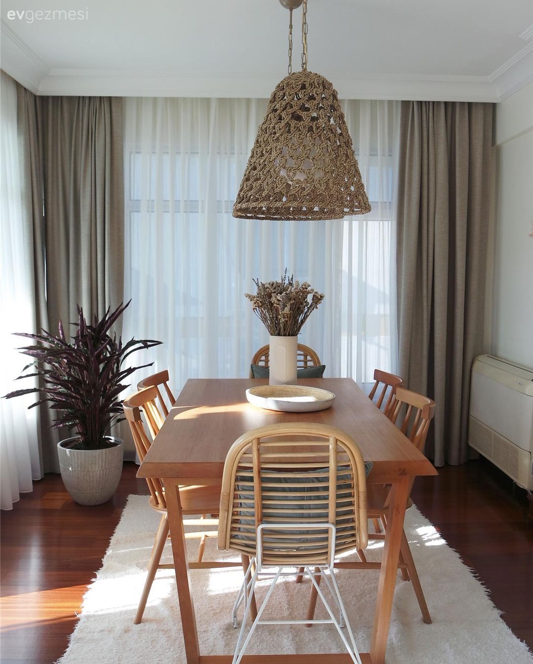 Yemek Odası, İskandinav, Bohem Dekorasyon, Ahşap Mobilya, Sandalye, Yemek masası, Hasır avize, Halı, Salon halısı, Tül perde, Perde, Ev bitkisi, Parke, Fon perde, Vazo, Ev Aksesuar