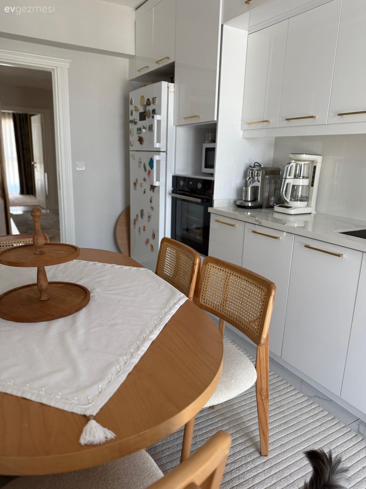 Mutfak, İskandinav, Beyaz, Ahşap Mobilya, Hasır, Mutfak tezgahı, Mutfak tezgah arası, Mutfak masası, Mutfak sandalyesi, Spot aydınlatma, Aydınlatma, Mutfak Avize Modelleri, Mutfak bataryası, Eviye 