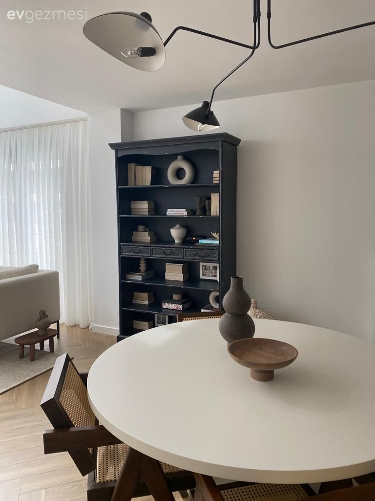 Bu Dubleks Evde Alan Geniş Olsa da Gereksiz Eşya İçin Yer Yok