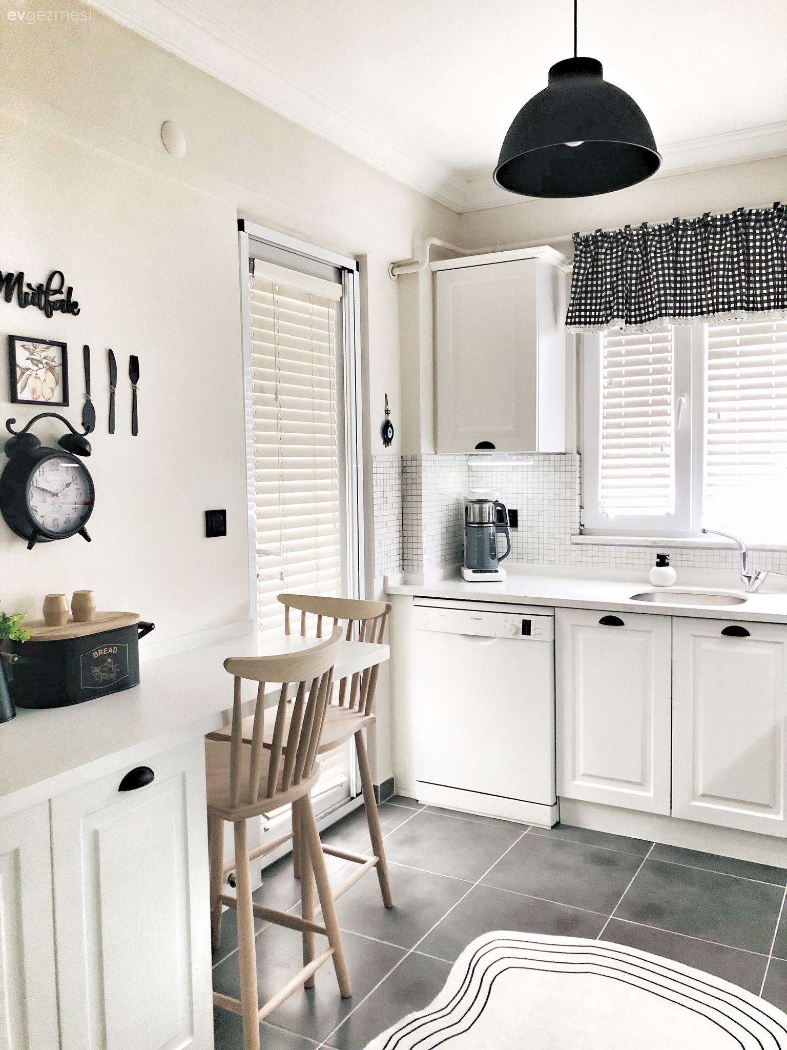 Bu Beyaz Mutfağın Her Köşesi Farklı Amaçlar İçin Tasarlanmış!