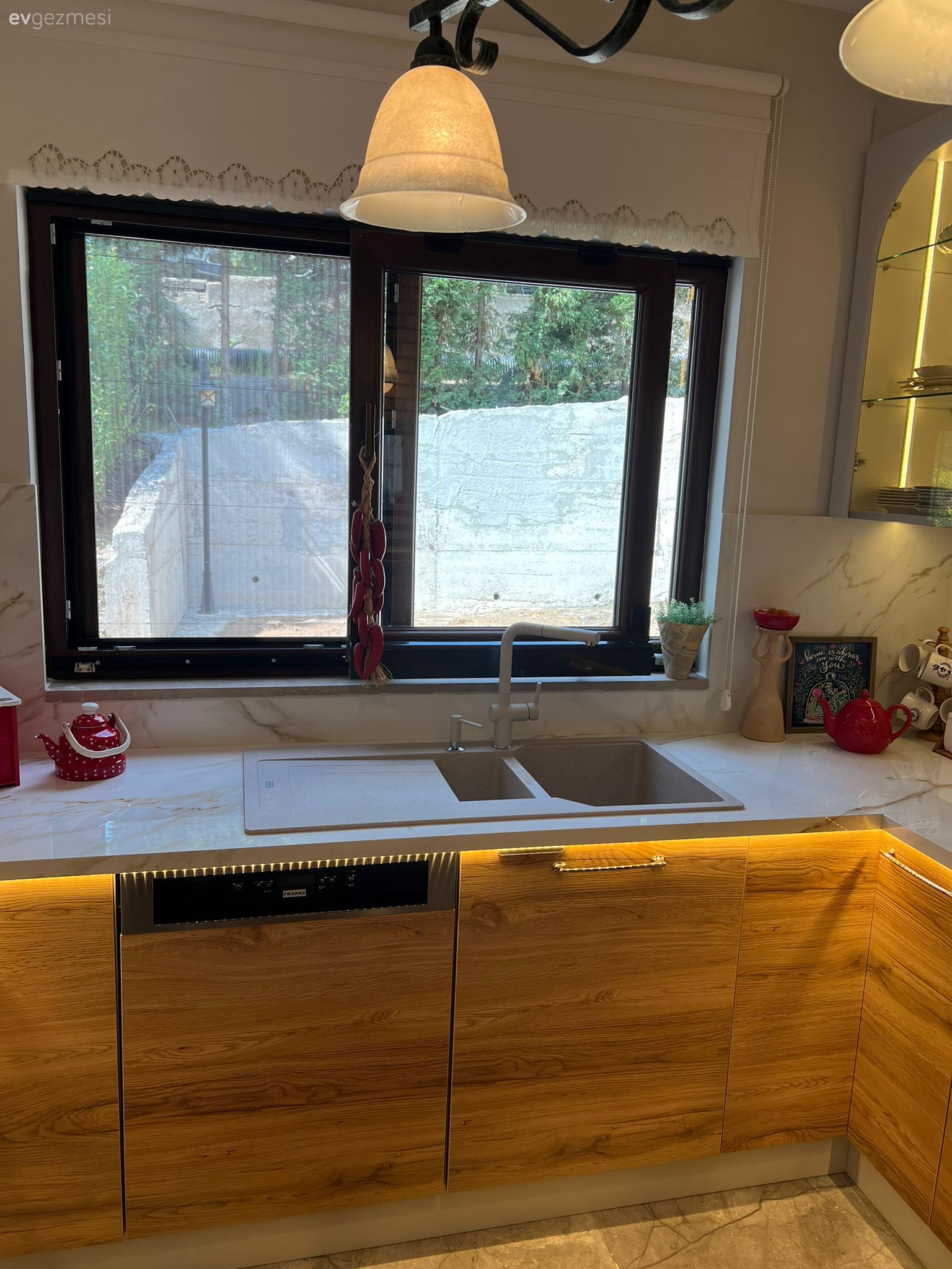 Küçük Mutfak Sıradan Olmak Zorunda Değil: İşte Size Örneği!