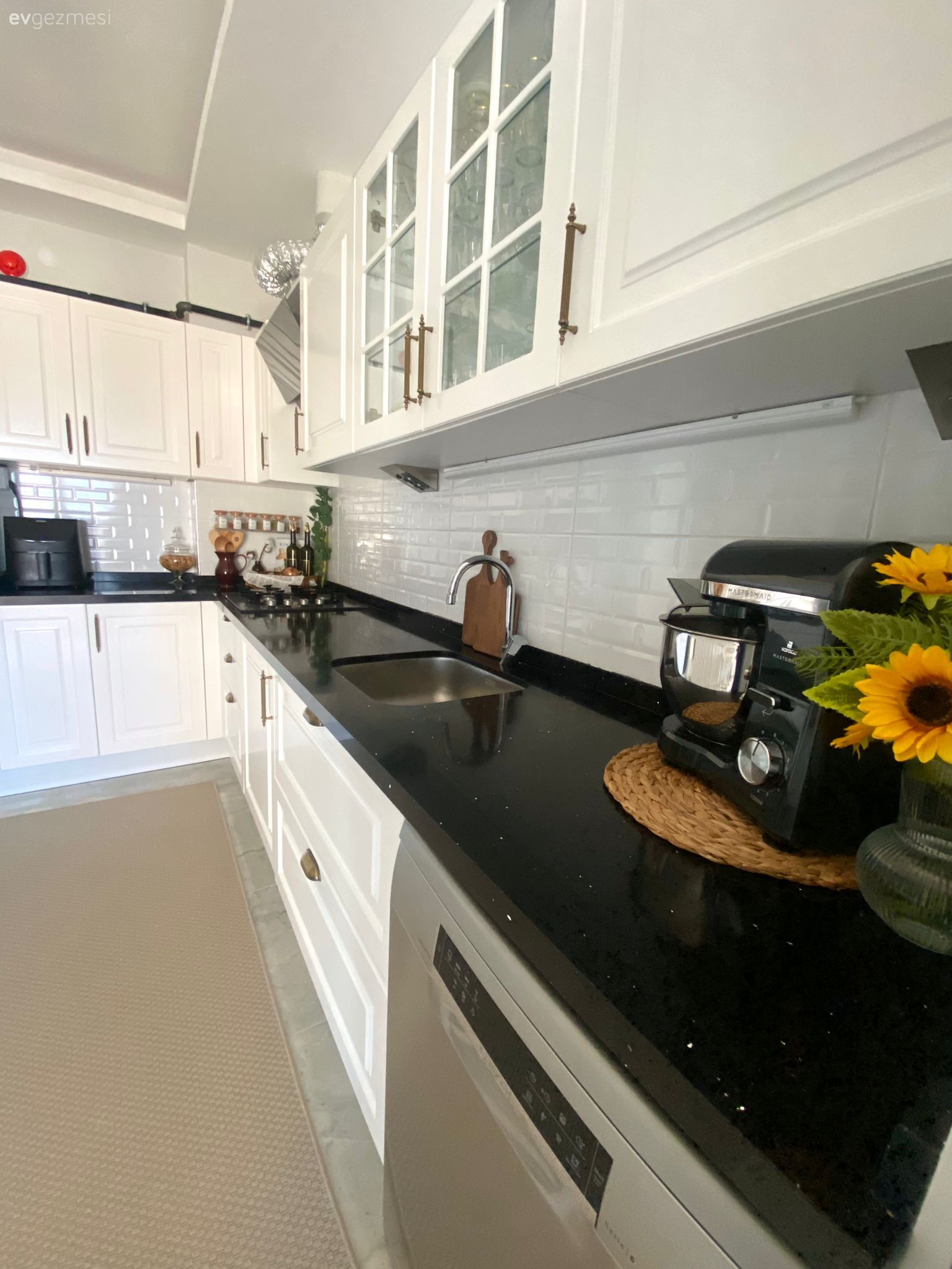 Mutfak, Siyah, Beyaz, Shaker kapaklı dolaplar, Metro seramik, Seramik, Siyah tezgah, Mutfak tezgahı, Mutfak tezgah arası, Tezgah arası seramik, Mutfak aksesuarları