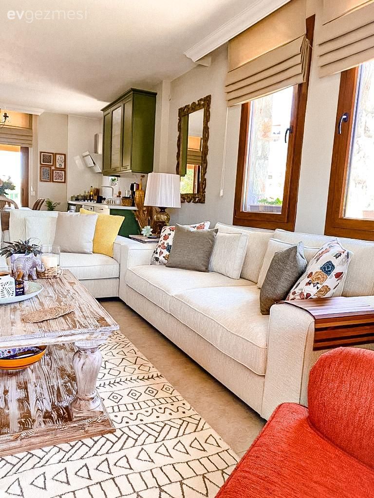 Salon, Rustik, Beyaz koltuk, Turuncu, Berjer, Yeşil, Sarı, Kırlent, Ev tekstili, Koltuk takımı, Halı, Salon halısı, Orta sehpa, Sehpa, Abajur, Aydınlatma, Katlamalı perde, Perde, Desenler, Ayna