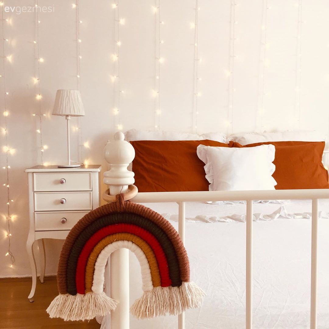 Yatak Odası, Beyaz, Turuncu, Yatak başlığı, Kırlent, Ev tekstili, Komodin, Abajur, Aydınlatma, Led peri ışık