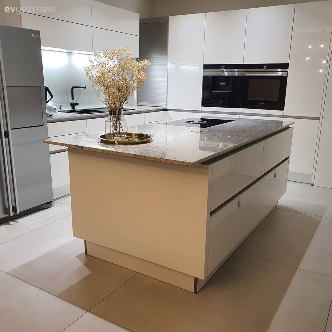 Mutfak, Beyaz mutfak, Ada mutfak, Kulpsuz mutfak dolabı, Mutfak tezgahı, Mutfak tezgah arası, Mutfak zemin seramikleri, Spot aydınlatma, Aydınlatma, Ankastre, Vazo, Ev Aksesuar, Çiçekler