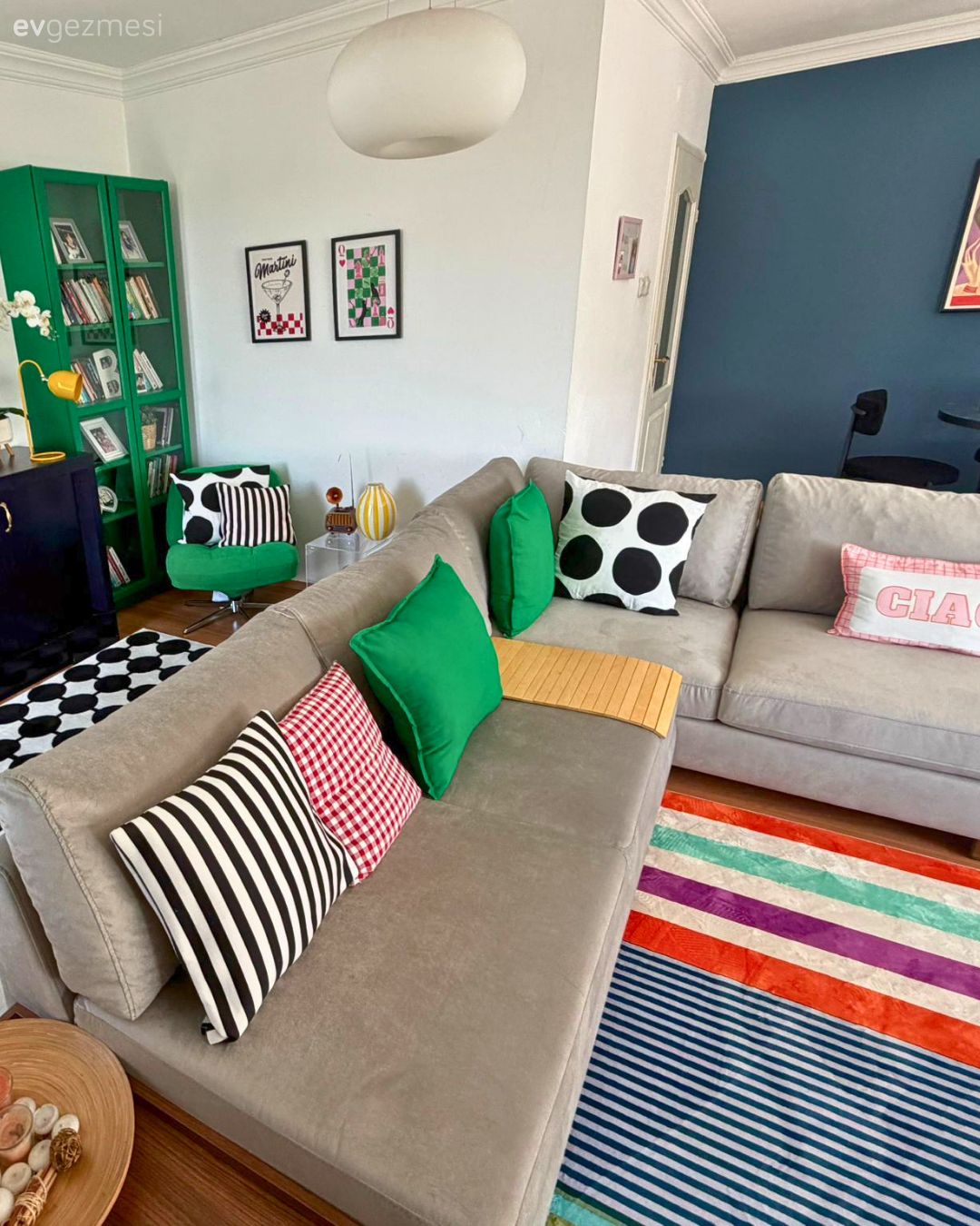 Salon, Eklektik, Gri, Pembe, Mor, Yeşil, Mavi, Siyah, Köşe koltuk, Koltuk takımı, Kırlent, Ev tekstili, Halı, Salon halısı, Sehpa, Mavi duvar, Konsol, Kitaplık, Dekoratif Objeler, Ev bitkisi, Tablo, Duvar dekorasyonu