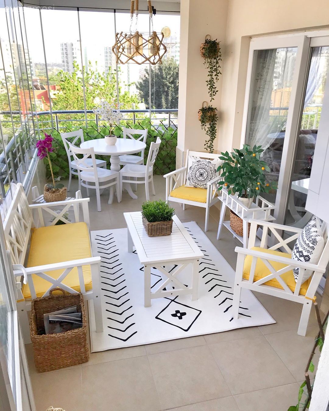 Balkon, Beyaz, Sarı, Siyah, Balkon oturma grubu, Sandalye, Balkon masası, Balkon çiçekleri, Balkon avizesi, Balkon halısı, Ev bitkisi