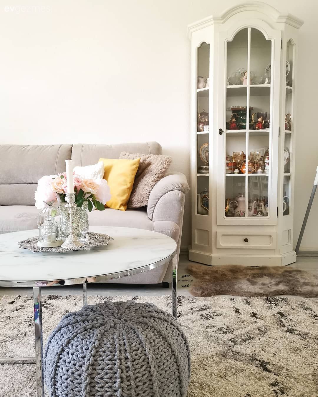 Salon, Küçük salon dekorasyonu, Küçük Ev, İskandinav, Köşe koltuk, Koltuk takımı, Vitrin, Orta sehpa, Sehpa, Metal ayaklı sehpa, Puf, Kırlent, Ev tekstili, Halı, Salon halısı, Vazo, Ev Aksesuar