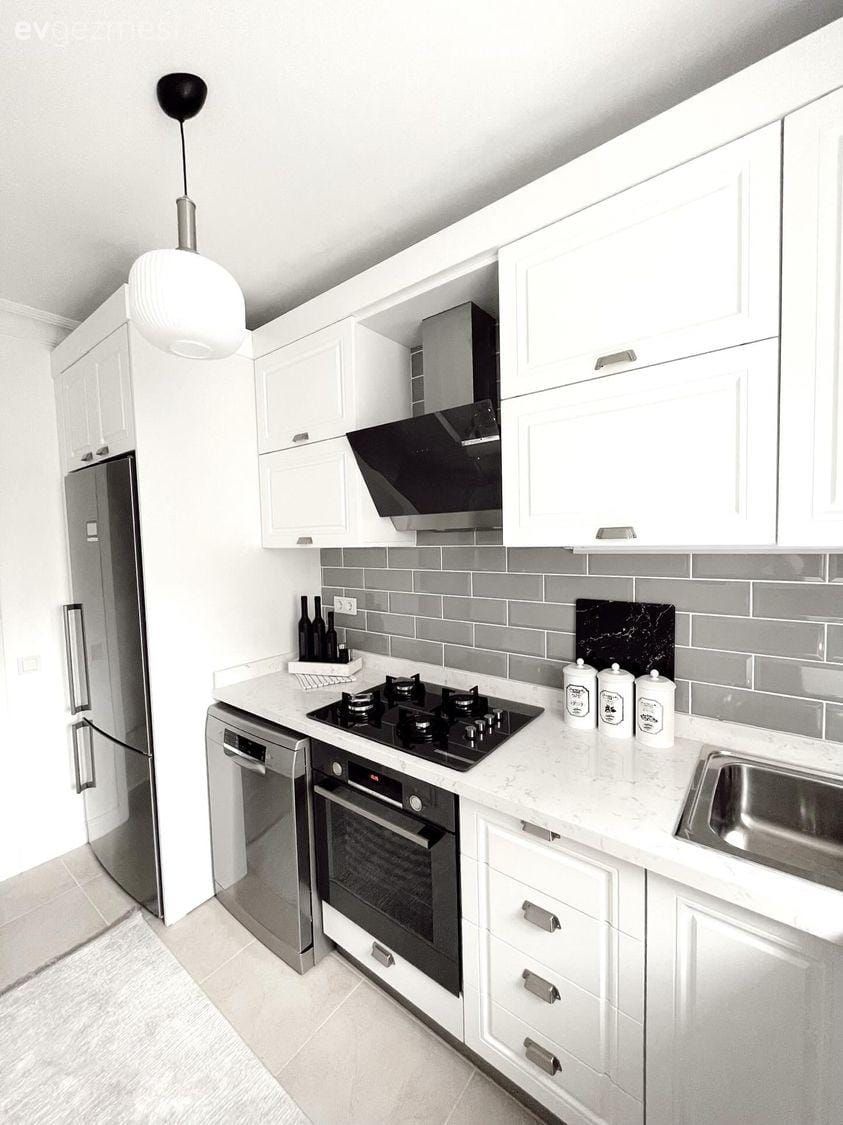 Mutfak, Beyaz, Beyaz mutfak, Siyah, Mutfak tezgahı, Mutfak tezgah arası, Tezgah arası seramik, Gri, Metro seramik, Seramik, Ankastre, Davlumbaz, Avize, Aydınlatma, Mutfak Avize Modelleri